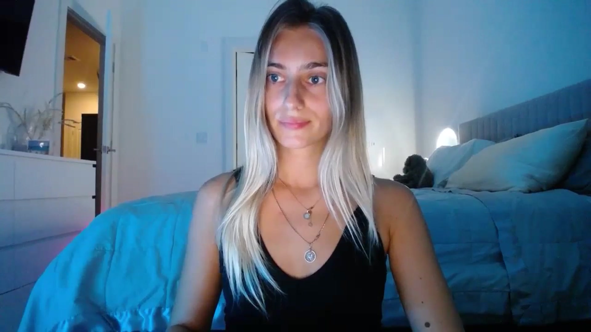 Gallery image thumbnail from Vodka_Queen's myfreecams stream on, 11/25/2023, 03:03 image 15 of 20