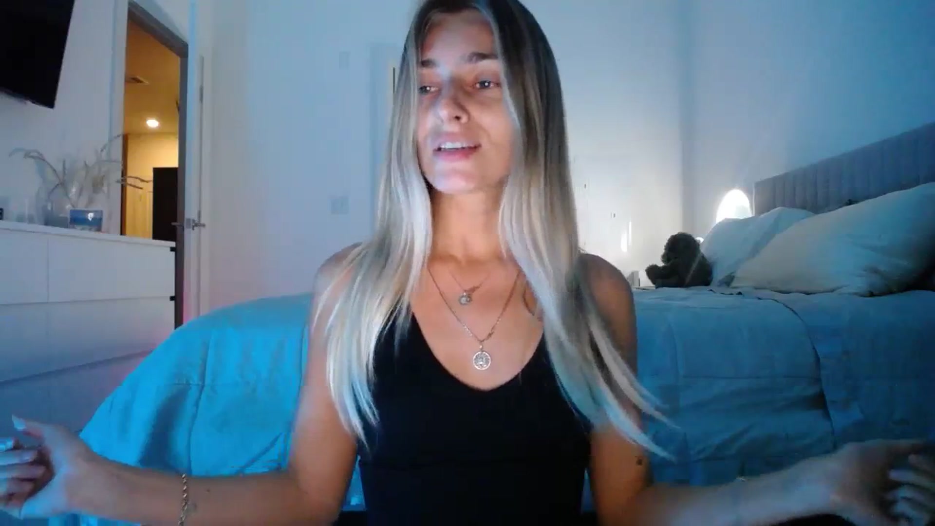 Gallery image thumbnail from Vodka_Queen's myfreecams stream on, 11/25/2023, 03:03 image 5 of 20