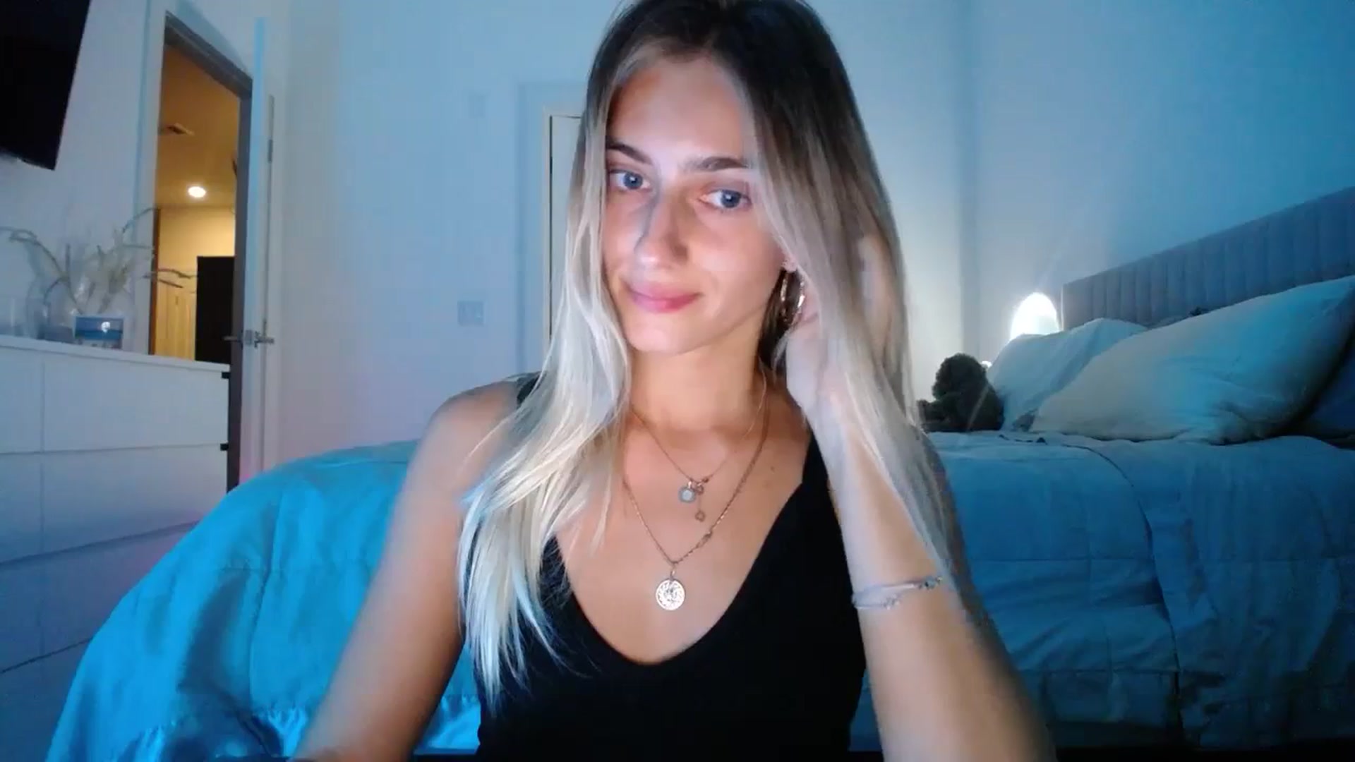 Gallery image thumbnail from Vodka_Queen's myfreecams stream on, 11/25/2023, 03:03 image 16 of 20