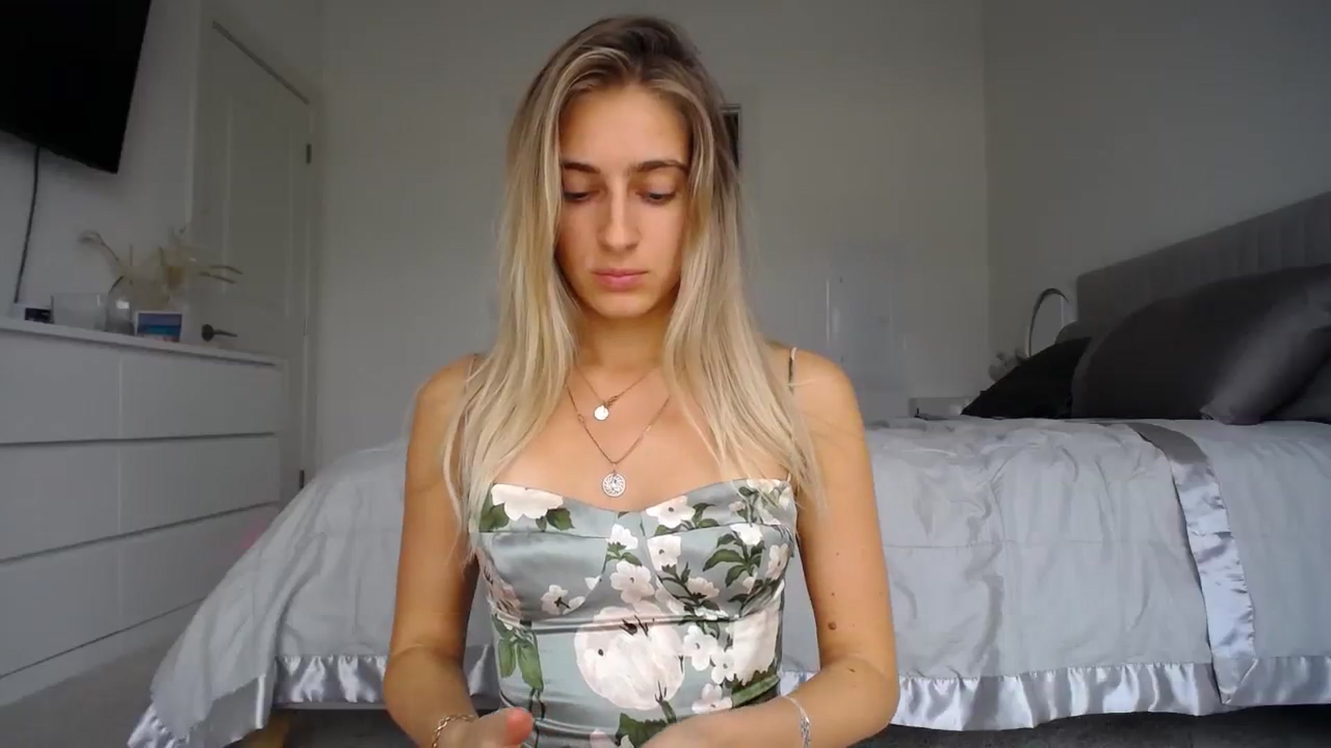 Gallery image thumbnail from Vodka_Queen's myfreecams stream on, 11/27/2023, 24:58 image 16 of 20