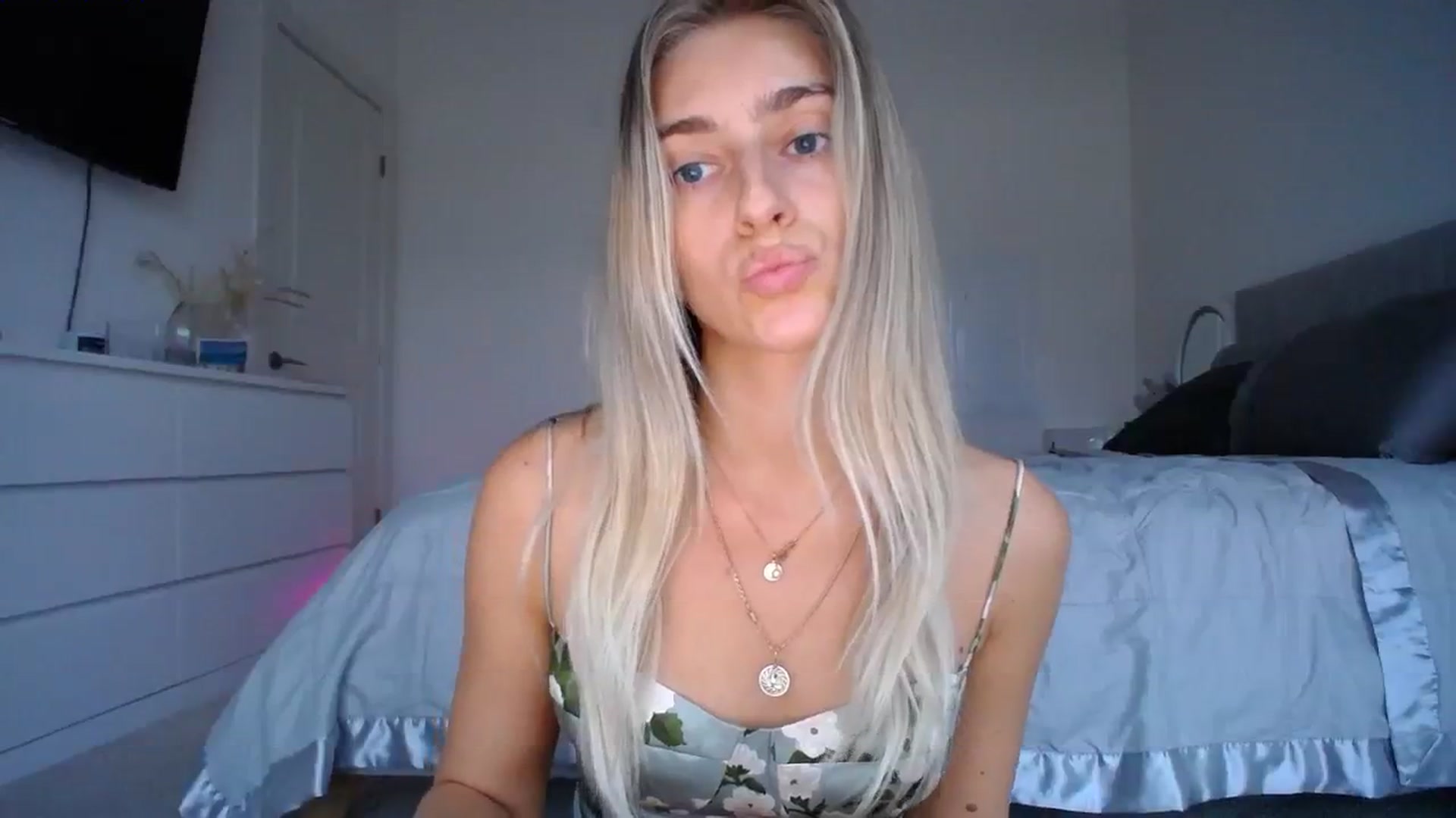 Gallery image thumbnail from Vodka_Queen's myfreecams stream on, 11/27/2023, 24:58 image 19 of 20