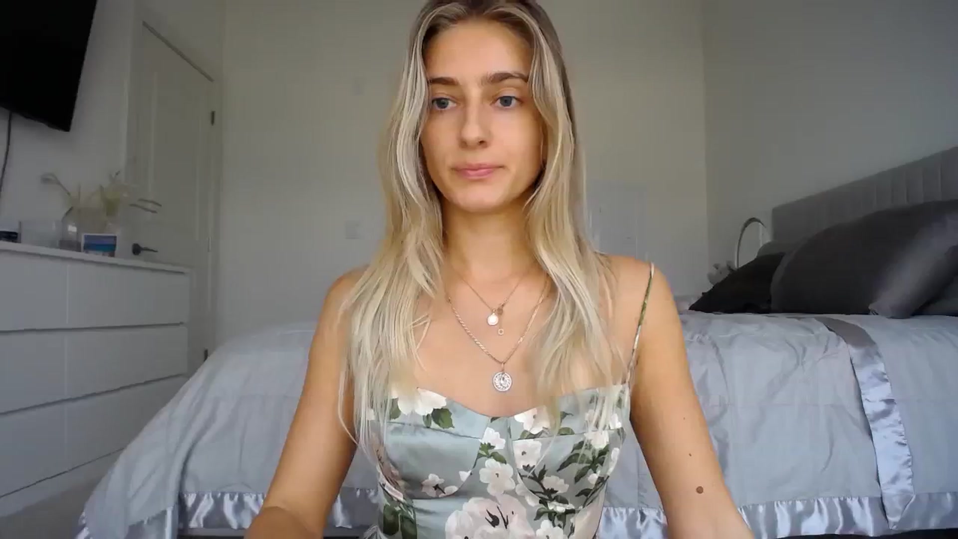 Gallery image thumbnail from Vodka_Queen's myfreecams stream on, 11/27/2023, 24:58 image 6 of 20