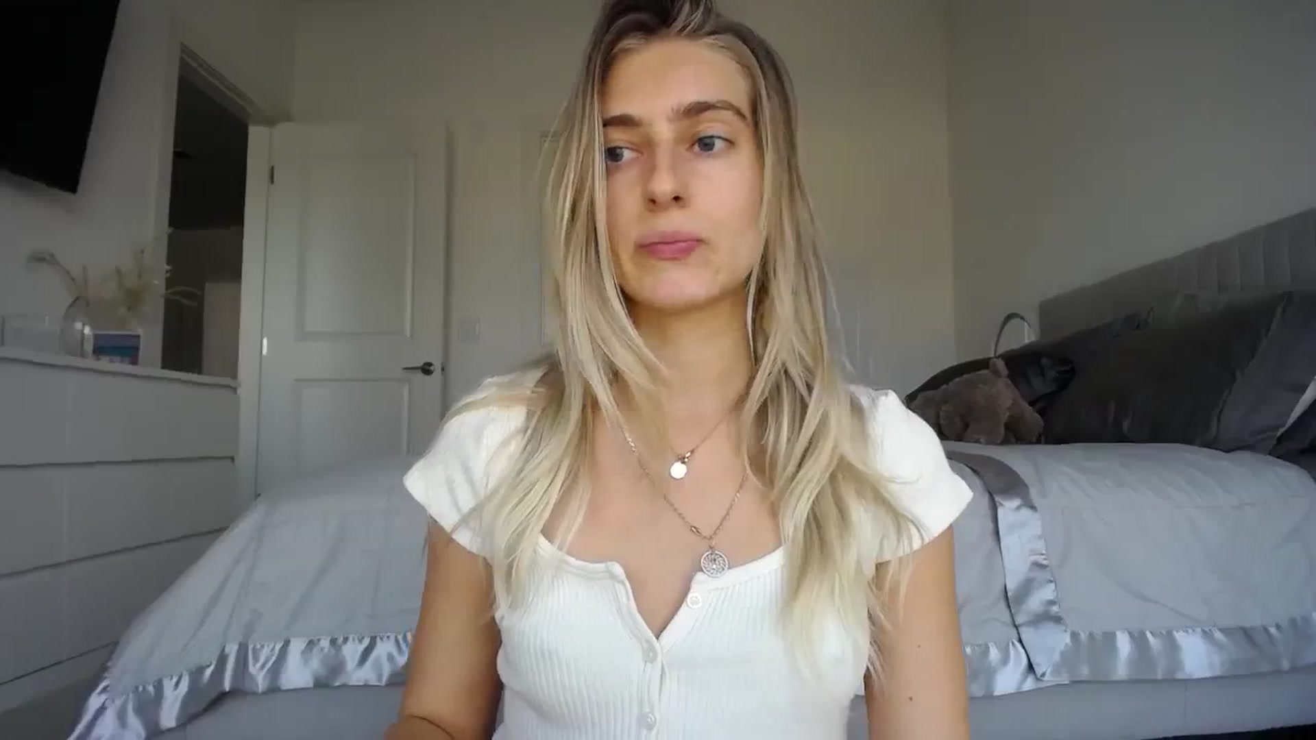 Gallery image thumbnail from Vodka_Queen's myfreecams stream on, 12/02/2023, 23:40 image 16 of 20
