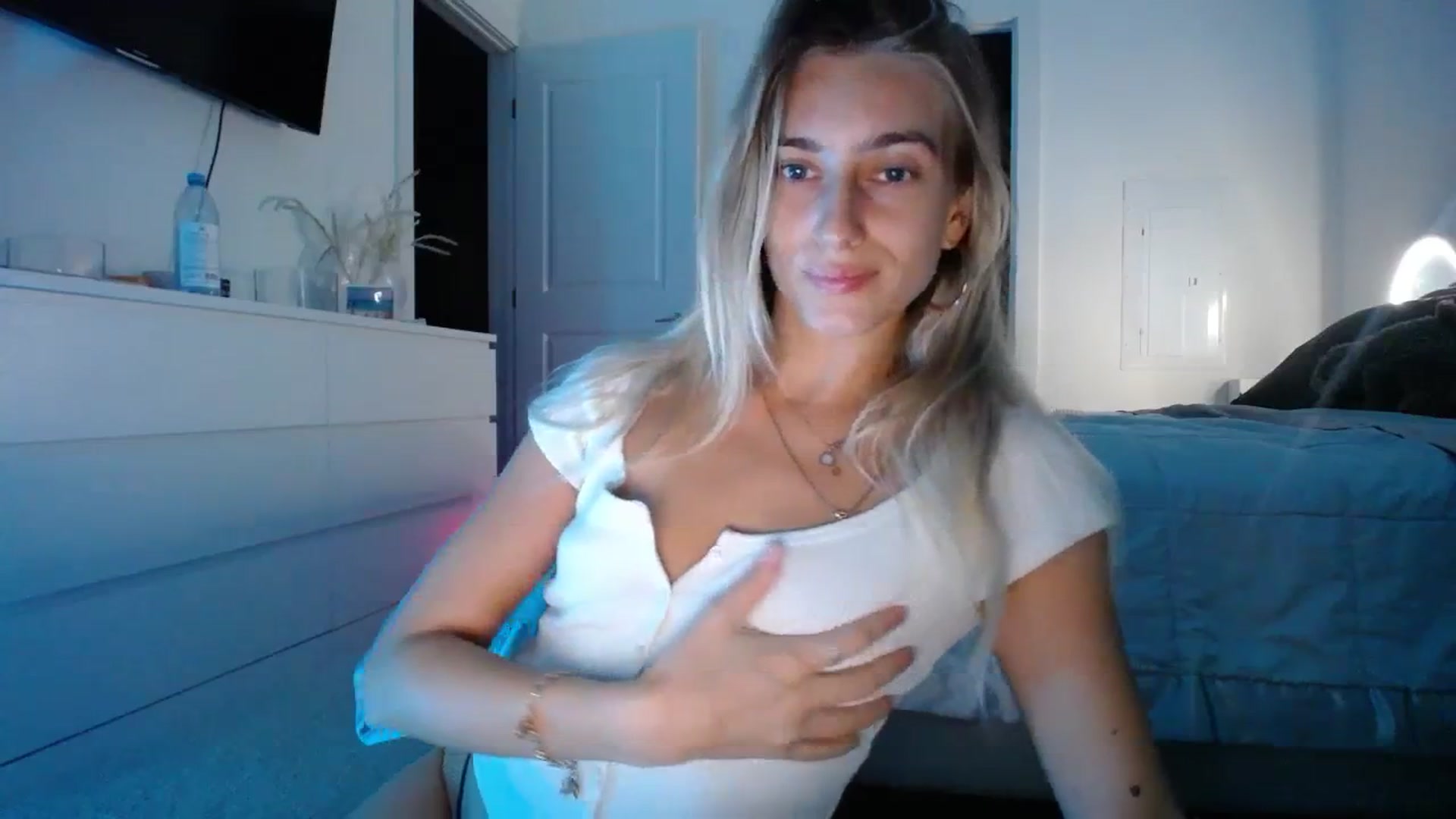 Gallery image thumbnail from Vodka_Queen's myfreecams stream on, 12/03/2023, 01:47 image 12 of 20