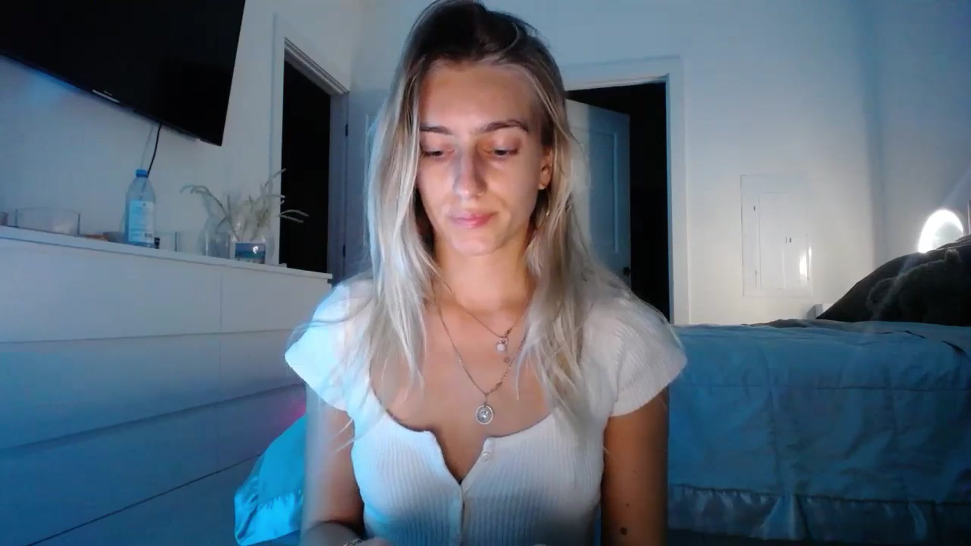 Gallery image thumbnail from Vodka_Queen's myfreecams stream on, 12/03/2023, 01:47 image 15 of 20