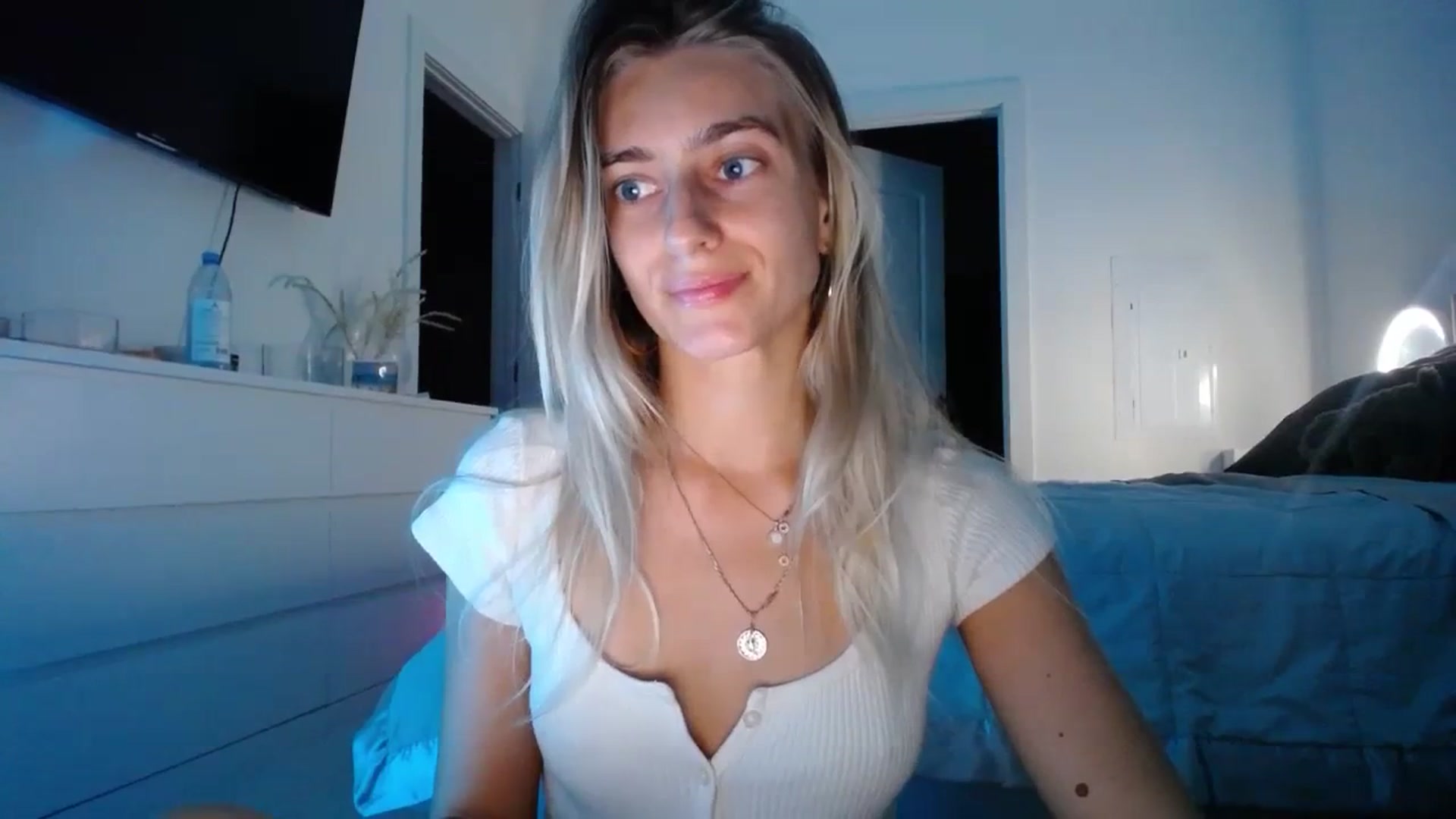 Gallery image thumbnail from Vodka_Queen's myfreecams stream on, 12/03/2023, 01:47 image 16 of 20