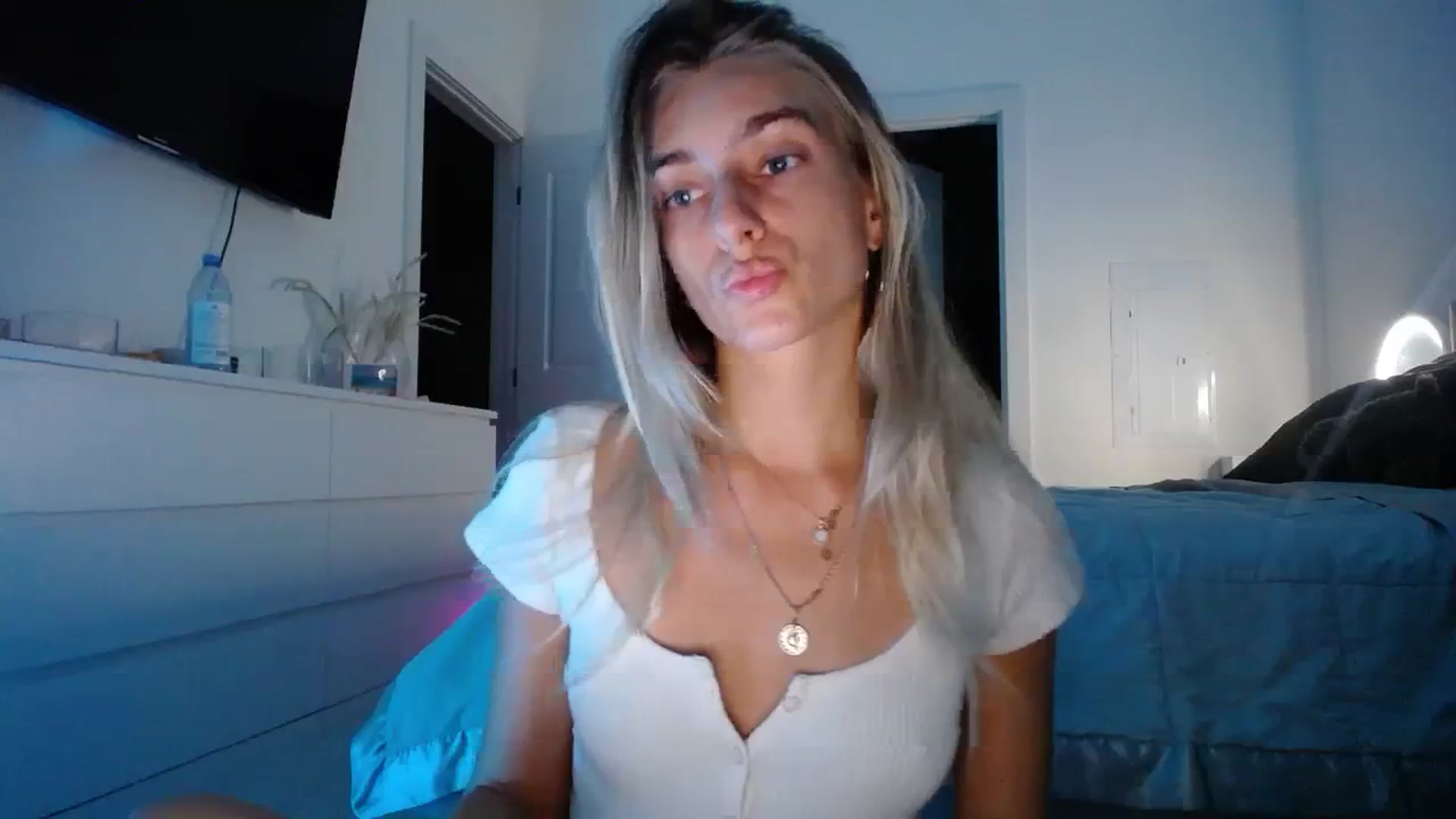 Gallery image thumbnail from Vodka_Queen's myfreecams stream on, 12/03/2023, 01:47 image 14 of 20