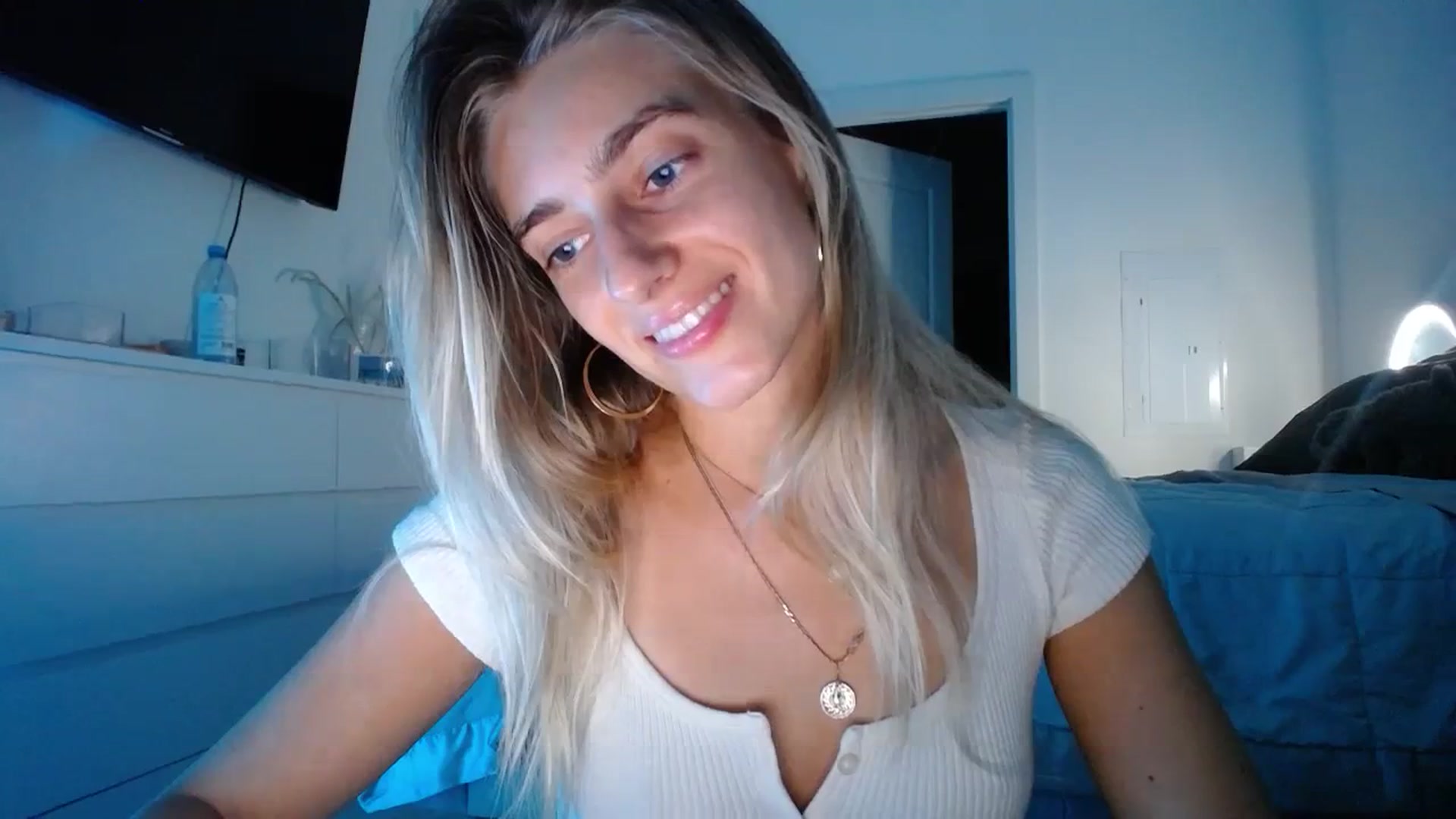 Gallery image thumbnail from Vodka_Queen's myfreecams stream on, 12/03/2023, 01:47 image 18 of 20