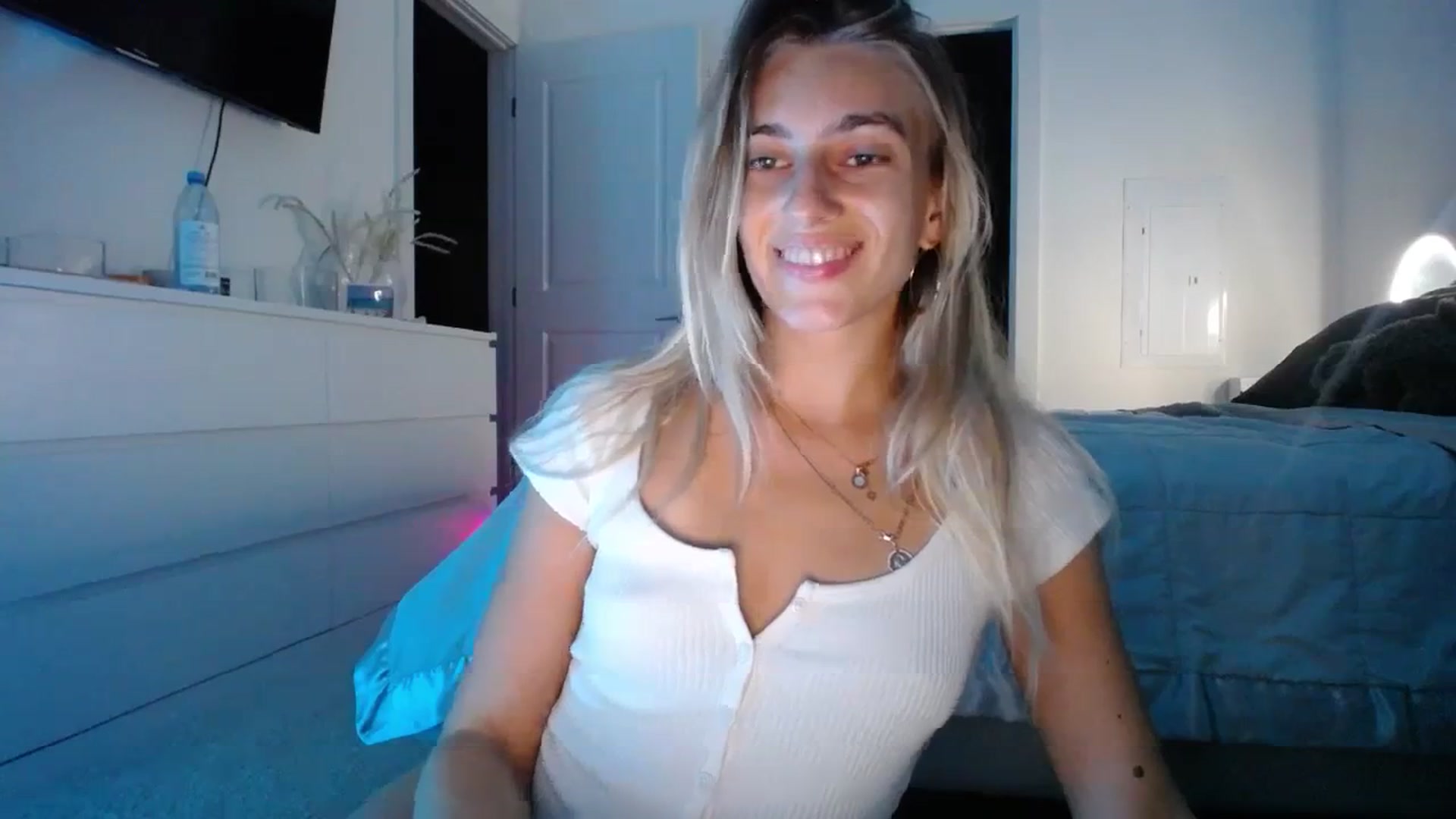 Gallery image thumbnail from Vodka_Queen's myfreecams stream on, 12/03/2023, 01:47 image 13 of 20