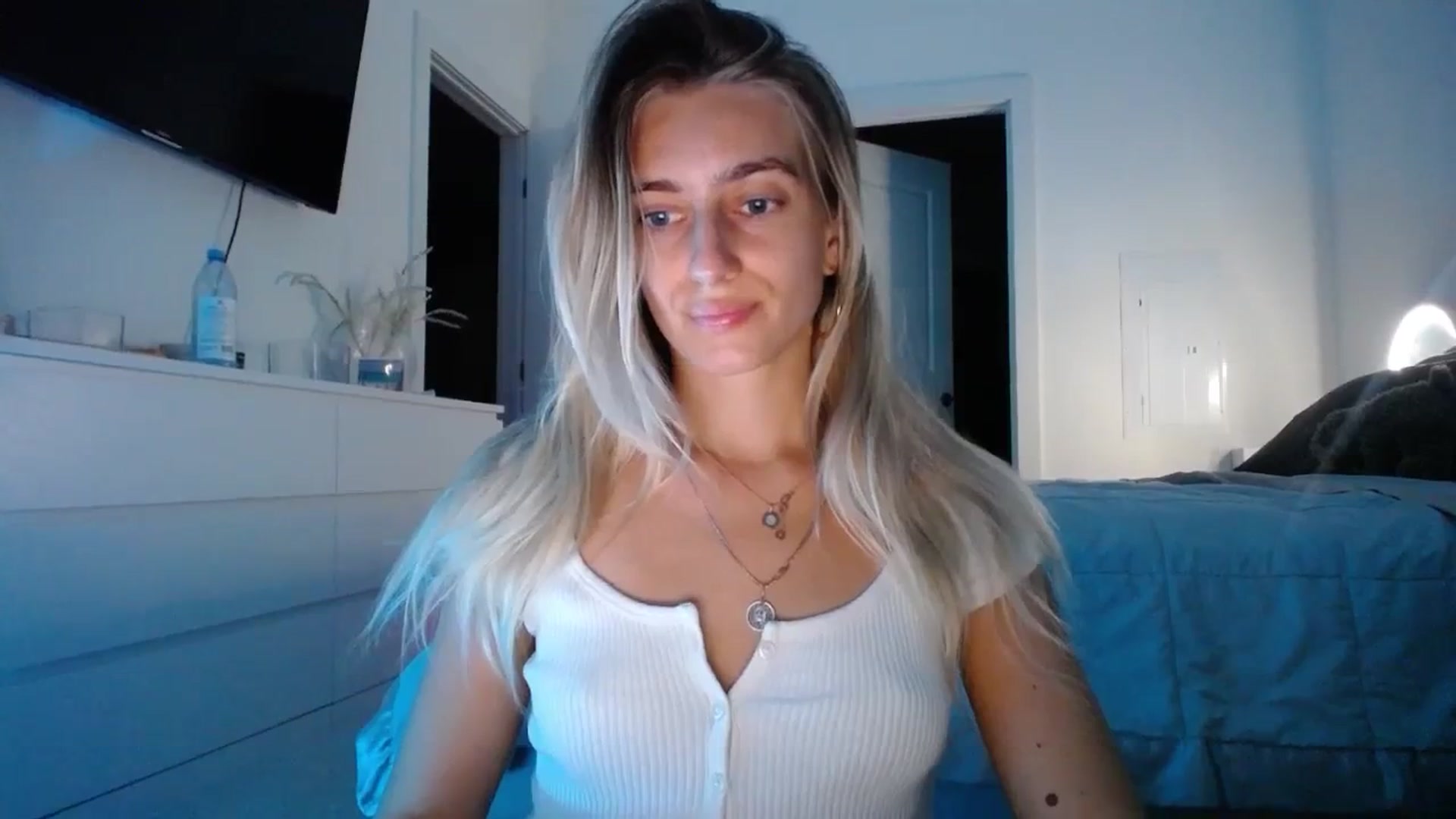Gallery image thumbnail from Vodka_Queen's myfreecams stream on, 12/03/2023, 01:47 image 19 of 20