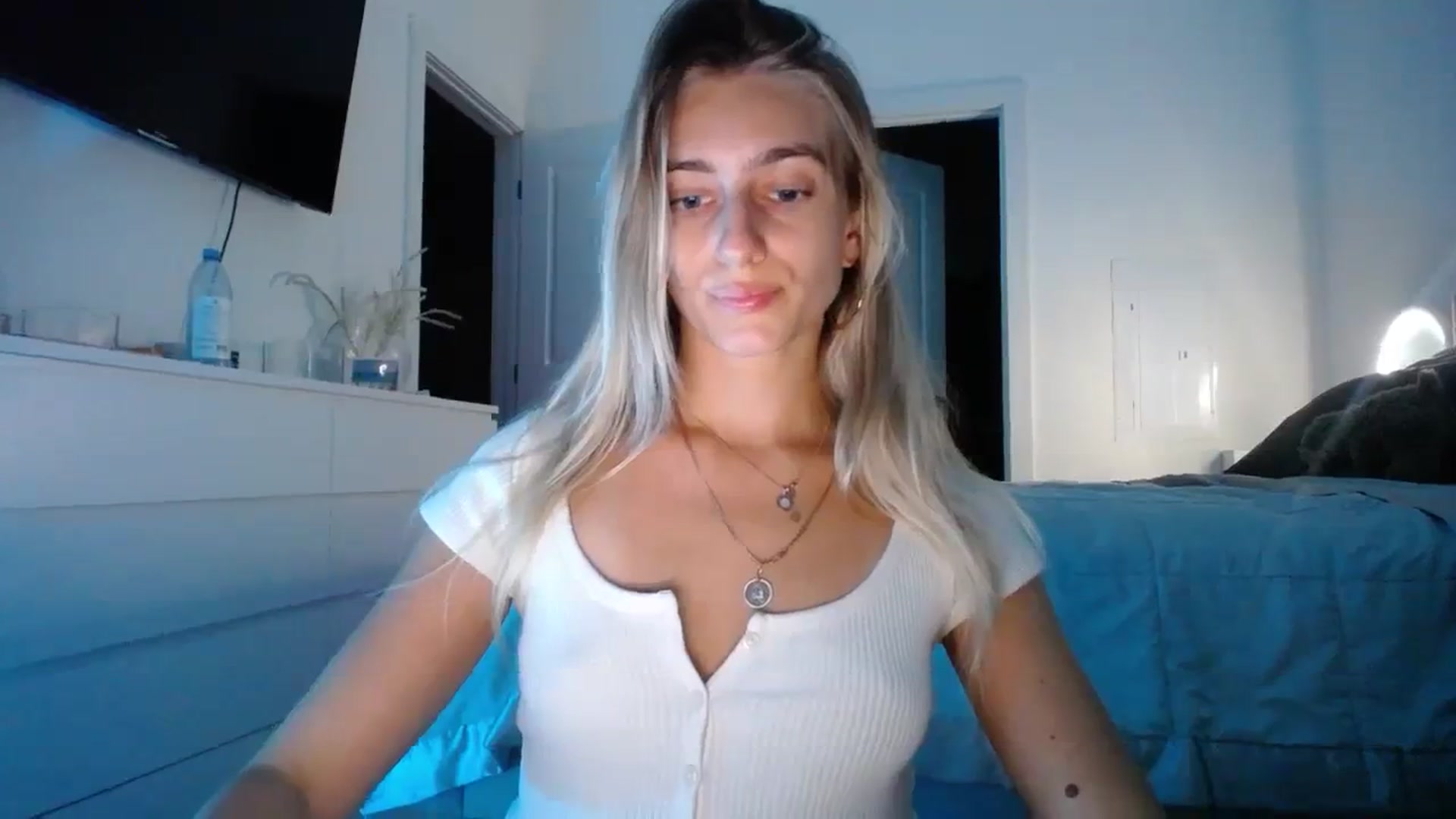 Gallery image thumbnail from Vodka_Queen's myfreecams stream on, 12/03/2023, 01:47 image 17 of 20