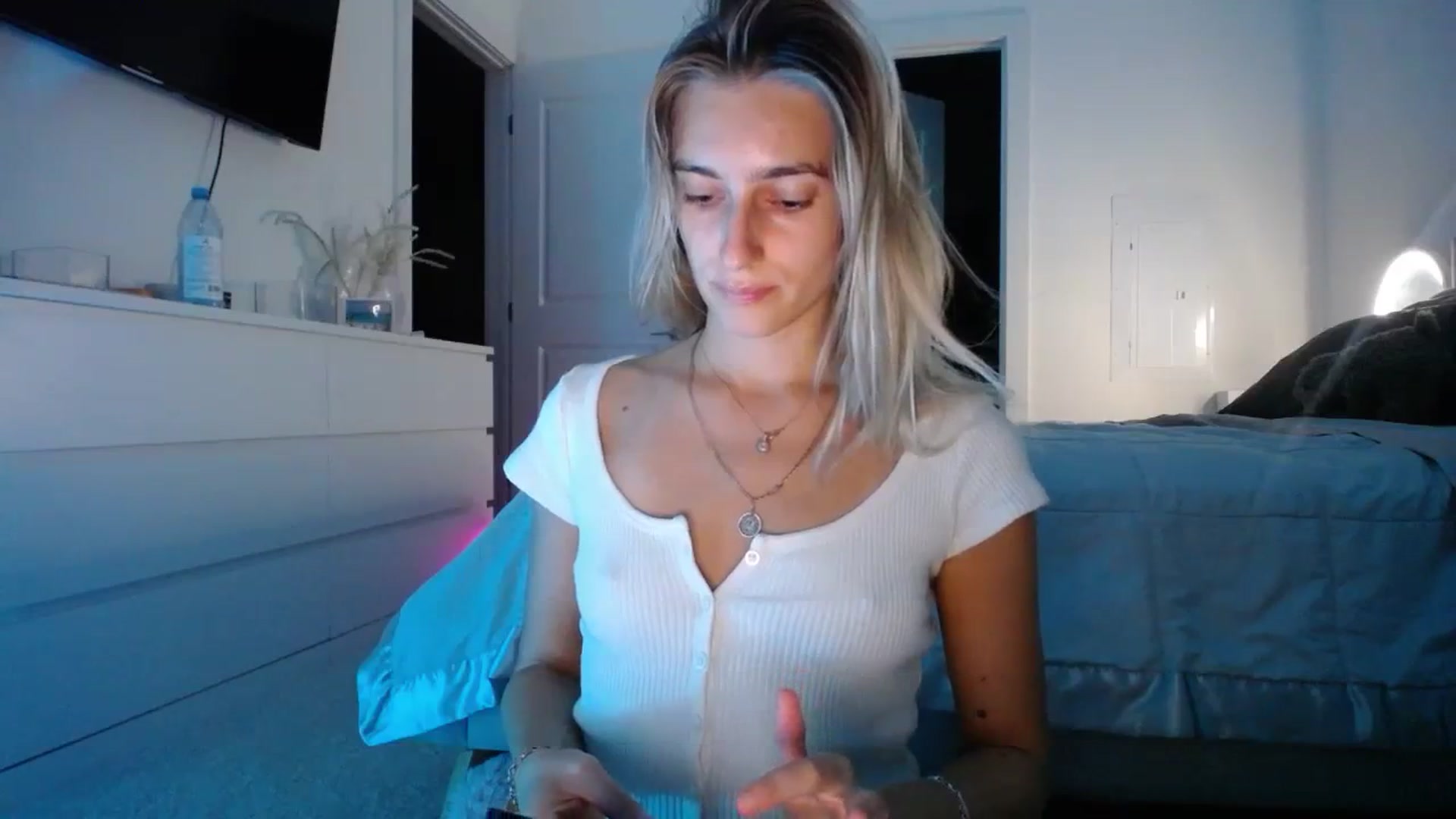 Gallery image thumbnail from Vodka_Queen's myfreecams stream on, 12/03/2023, 01:47 image 3 of 20