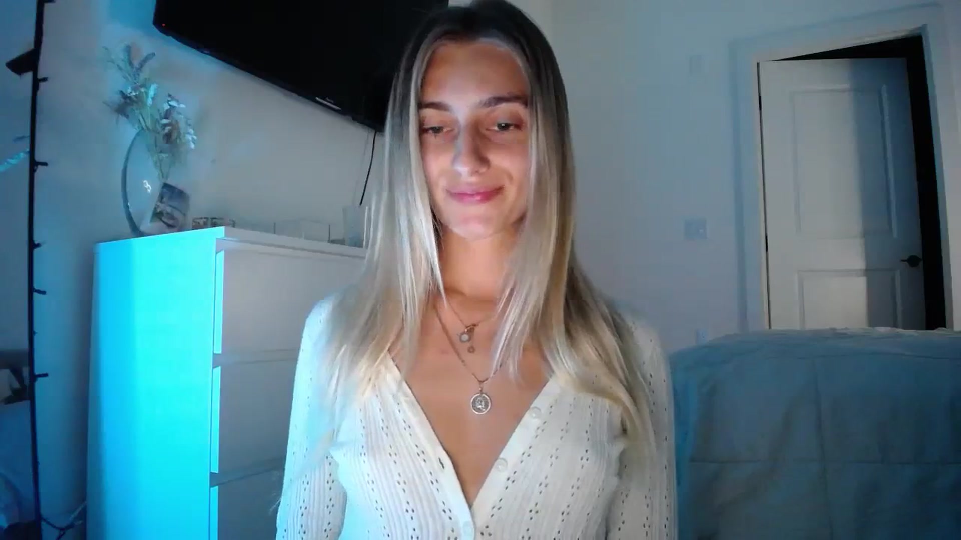 Gallery image thumbnail from Vodka_Queen's myfreecams stream on, 12/16/2023, 02:03 image 17 of 20