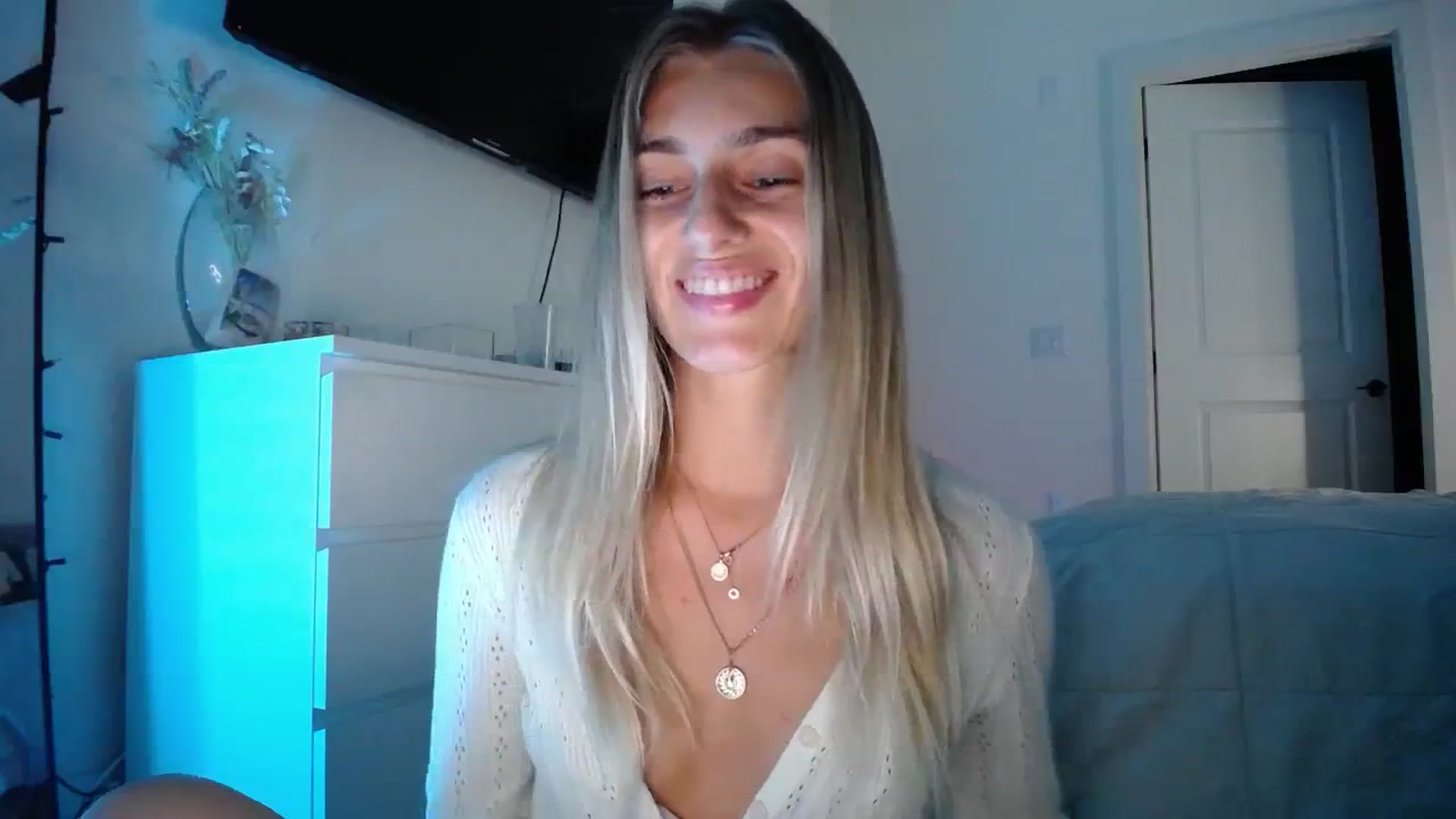 Gallery image thumbnail from Vodka_Queen's myfreecams stream on, 12/16/2023, 02:03 image 9 of 20