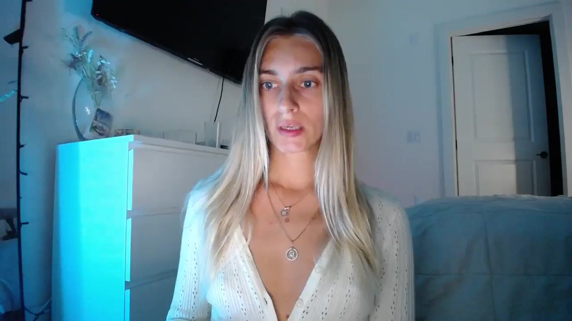 Gallery image thumbnail from Vodka_Queen's myfreecams stream on, 12/16/2023, 02:03 image 16 of 20