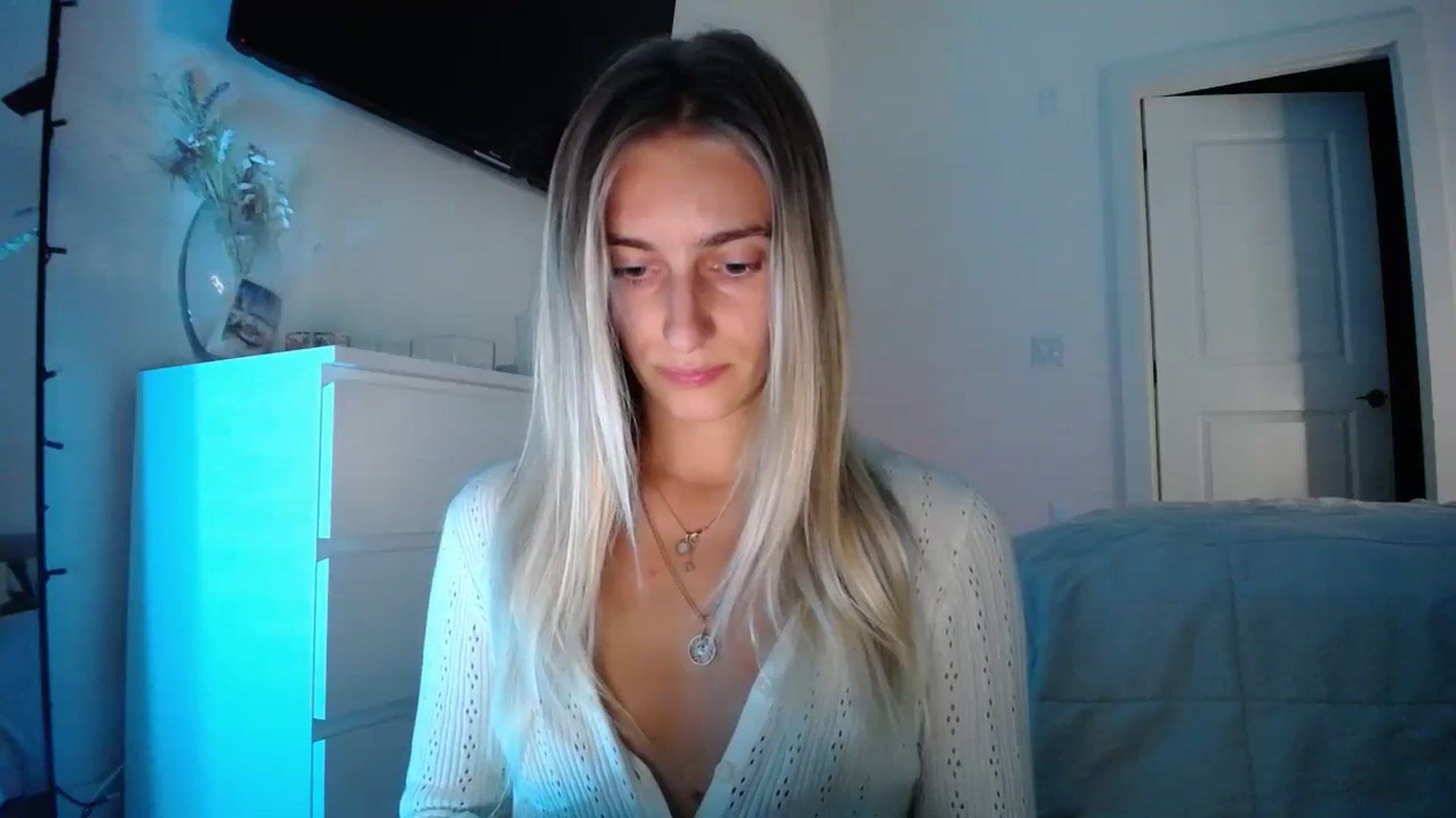 Gallery image thumbnail from Vodka_Queen's myfreecams stream on, 12/16/2023, 02:03 image 12 of 20