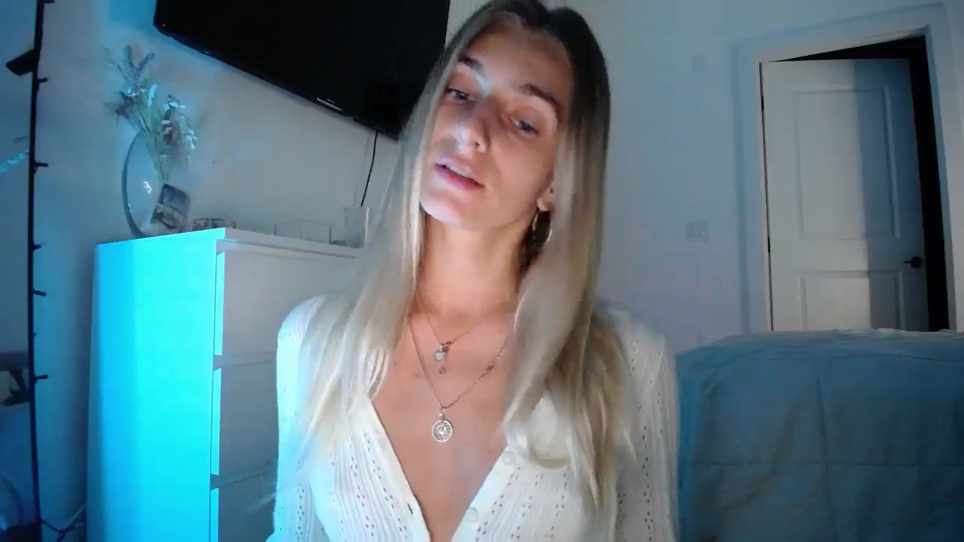 Gallery image thumbnail from Vodka_Queen's myfreecams stream on, 12/16/2023, 02:03 image 18 of 20