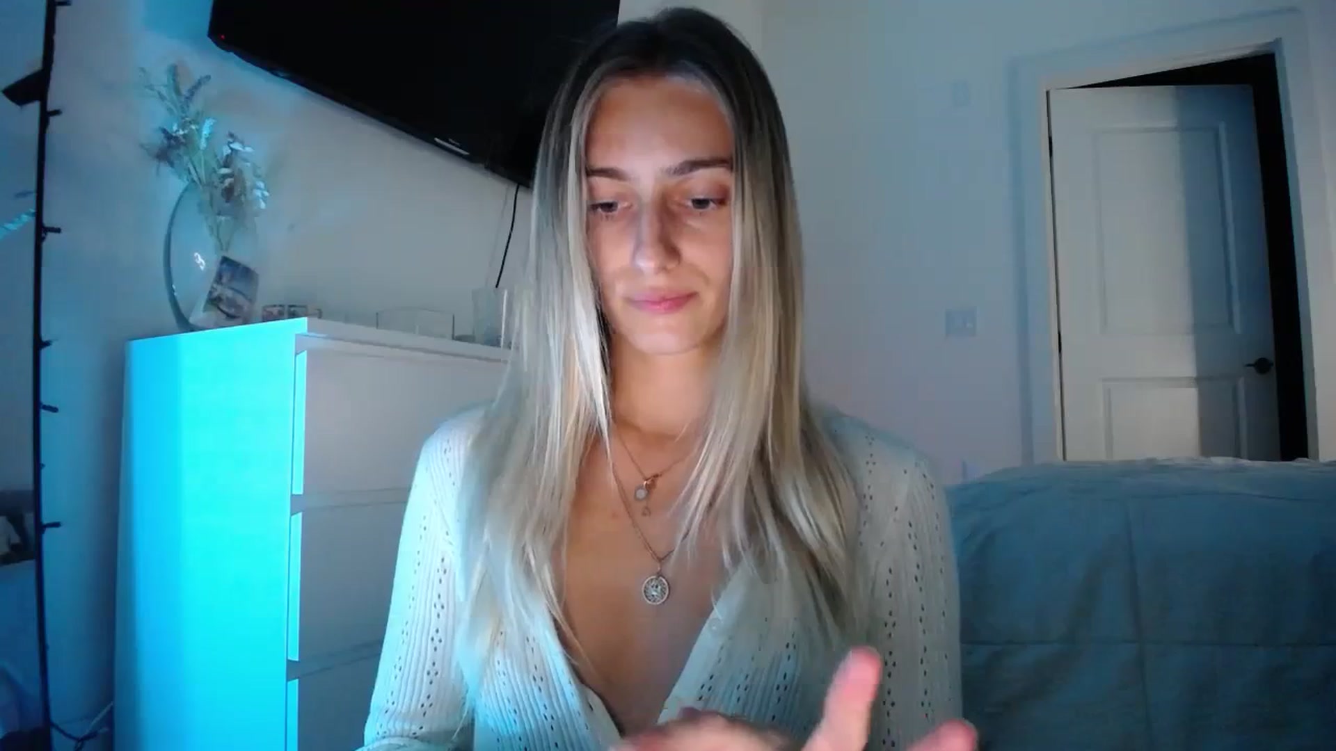 Gallery image thumbnail from Vodka_Queen's myfreecams stream on, 12/16/2023, 02:03 image 11 of 20