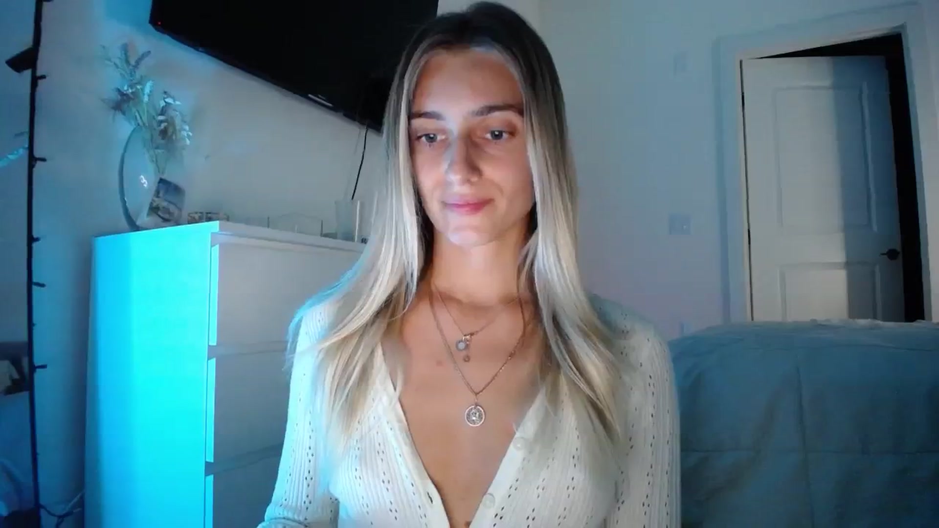 Gallery image thumbnail from Vodka_Queen's myfreecams stream on, 12/16/2023, 02:03 image 15 of 20