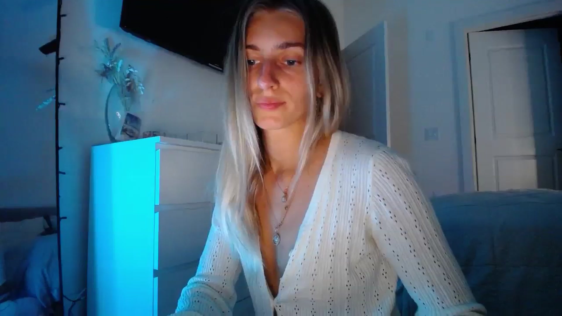 Gallery image thumbnail from Vodka_Queen's myfreecams stream on, 12/16/2023, 04:53 image 9 of 20