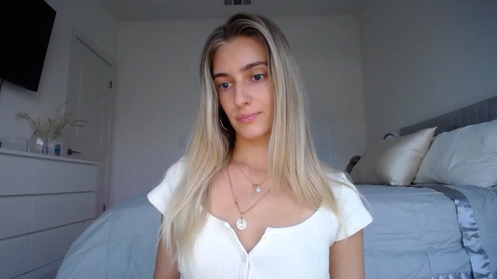 Gallery image thumbnail from Vodka_Queen's myfreecams stream on, 12/17/2023, 01:45 image 4 of 20