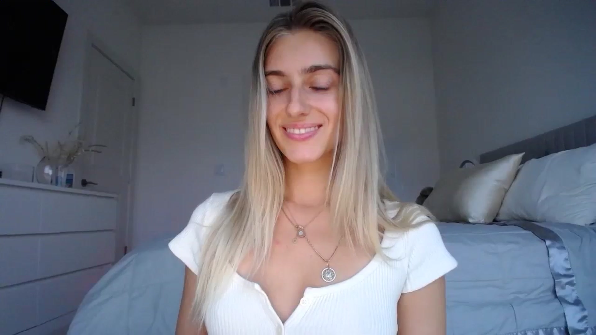Gallery image thumbnail from Vodka_Queen's myfreecams stream on, 12/17/2023, 01:45 image 5 of 20