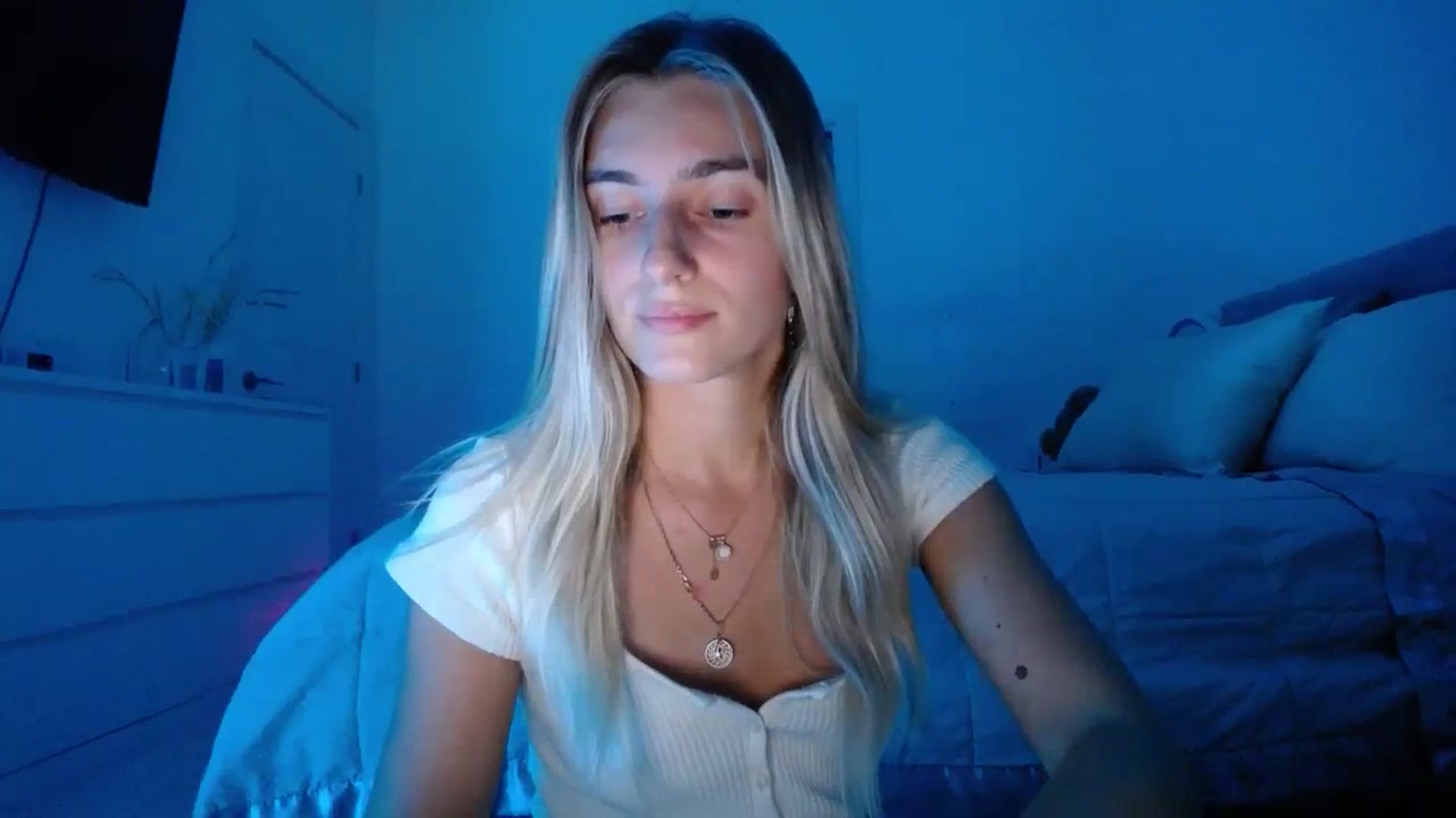 Gallery image thumbnail from Vodka_Queen's myfreecams stream on, 12/17/2023, 01:45 image 20 of 20