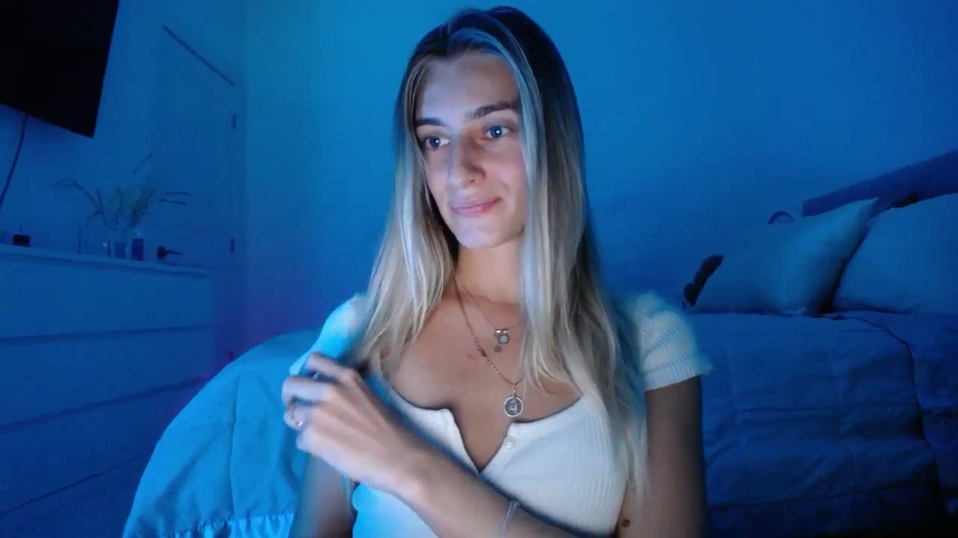 Gallery image thumbnail from Vodka_Queen's myfreecams stream on, 12/17/2023, 01:45 image 15 of 20