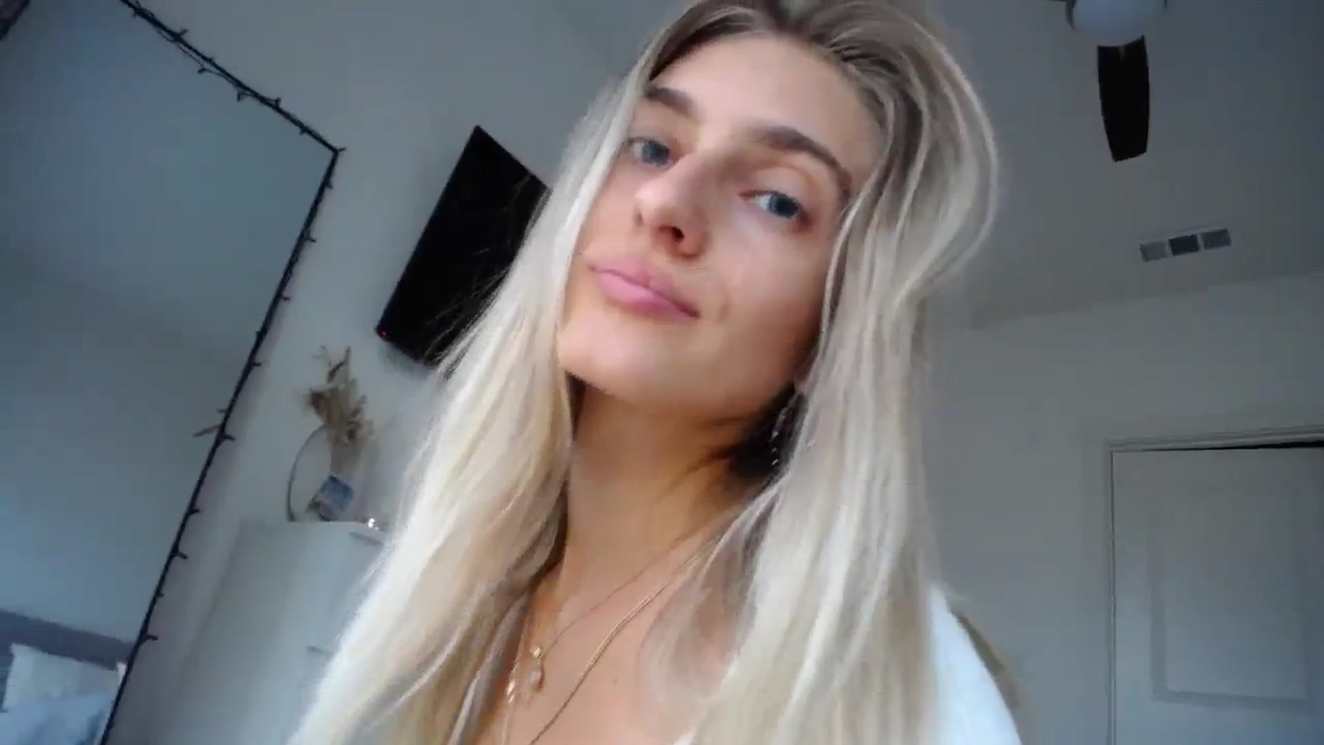 Gallery image thumbnail from Vodka_Queen's myfreecams stream on, 12/17/2023, 01:45 image 3 of 20