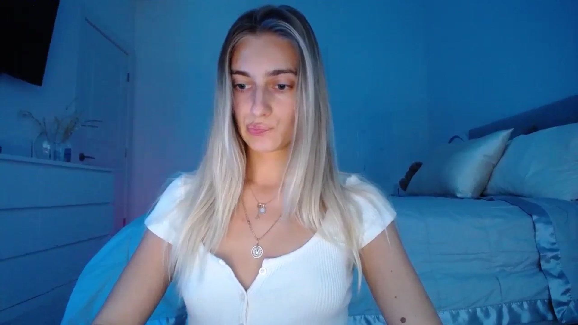Gallery image thumbnail from Vodka_Queen's myfreecams stream on, 12/17/2023, 01:45 image 7 of 20