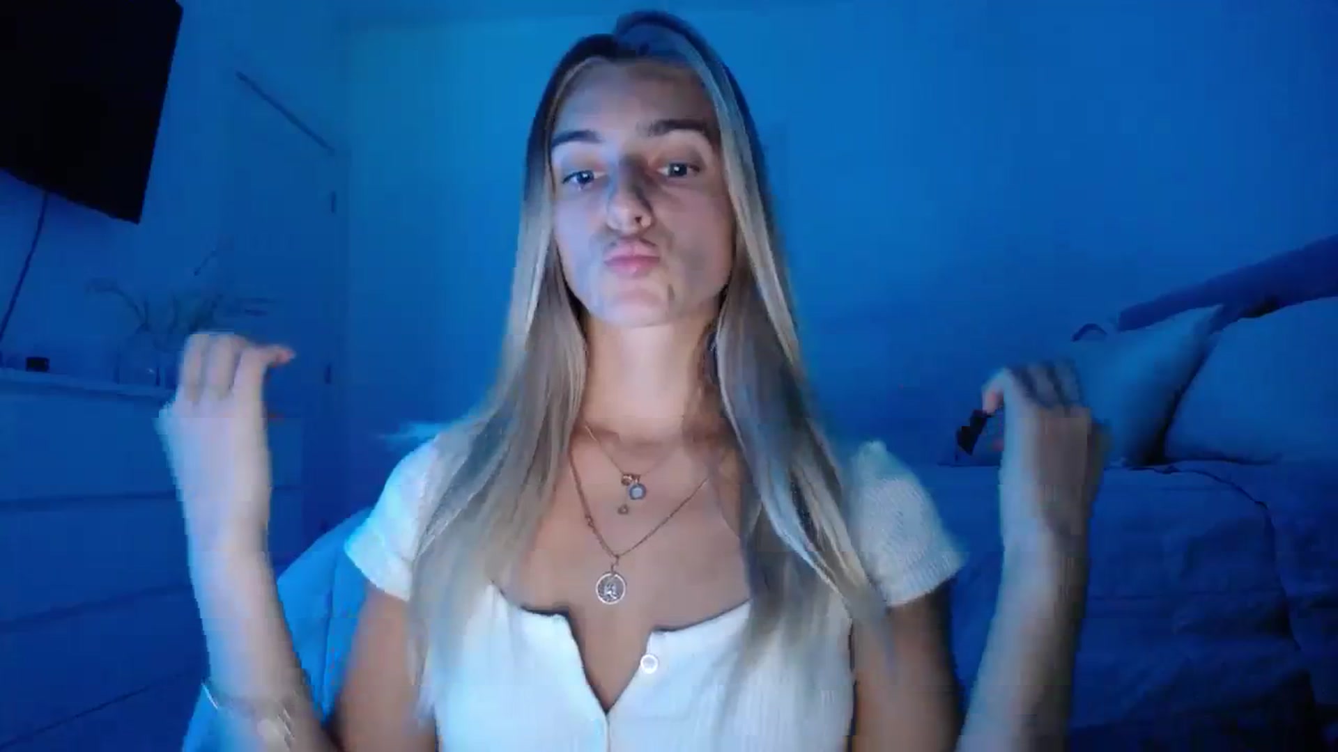 Gallery image thumbnail from Vodka_Queen's myfreecams stream on, 12/17/2023, 01:45 image 18 of 20