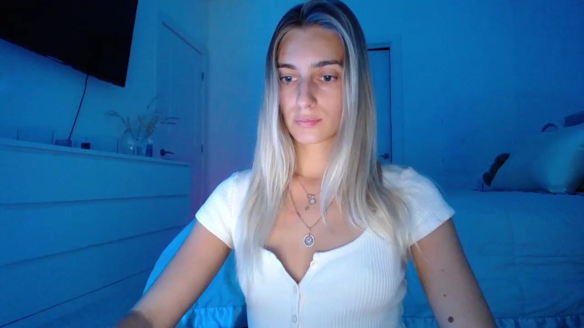 Gallery image thumbnail from Vodka_Queen's myfreecams stream on, 12/17/2023, 01:45 image 9 of 20