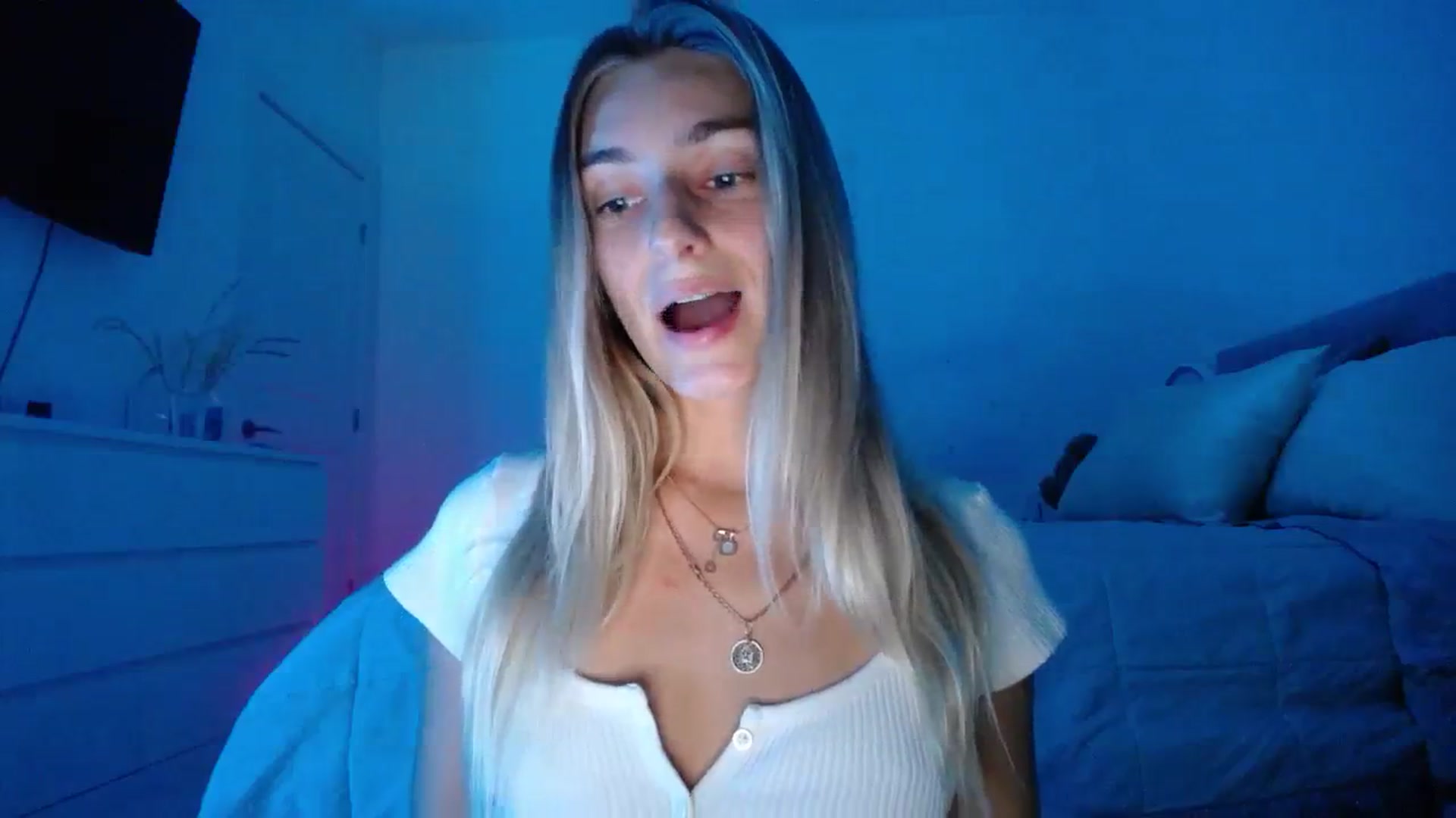 Gallery image thumbnail from Vodka_Queen's myfreecams stream on, 12/17/2023, 01:45 image 16 of 20