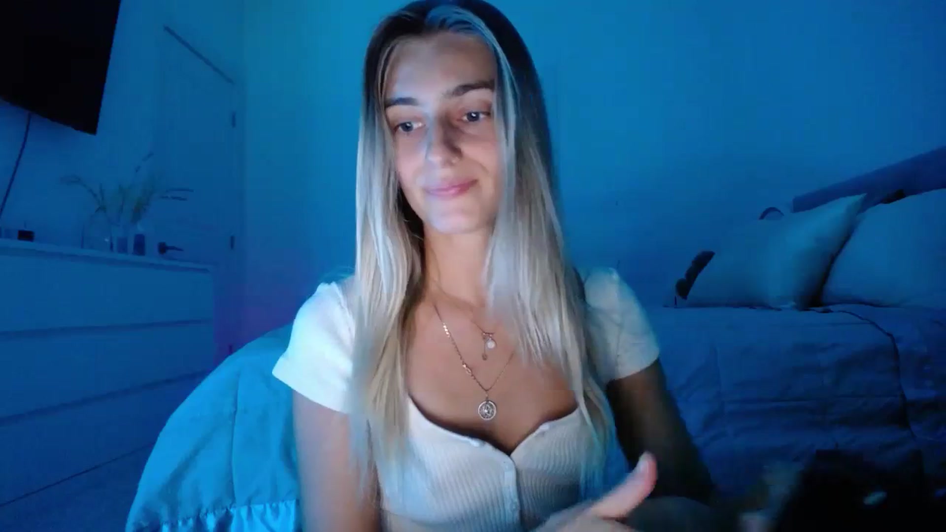 Gallery image thumbnail from Vodka_Queen's myfreecams stream on, 12/17/2023, 01:45 image 19 of 20