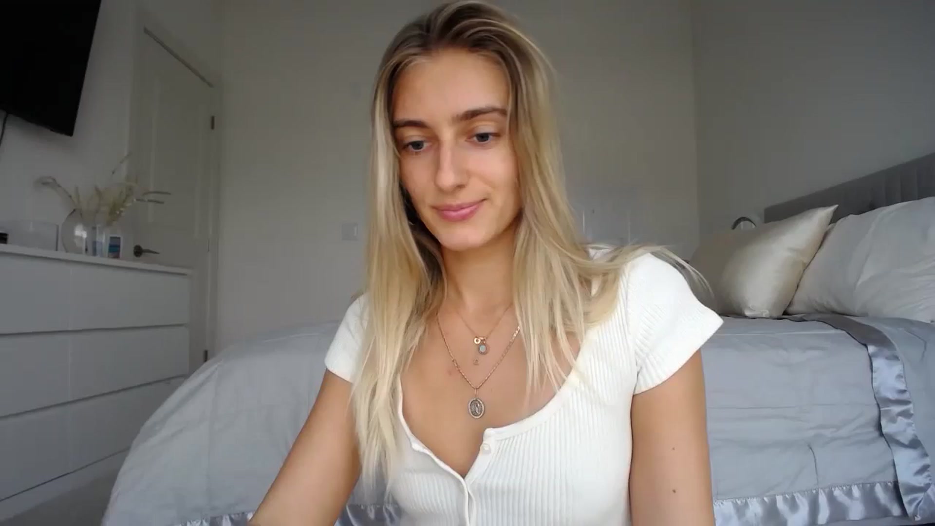 Gallery image thumbnail from Vodka_Queen's myfreecams stream on, 12/17/2023, 01:45 image 1 of 20