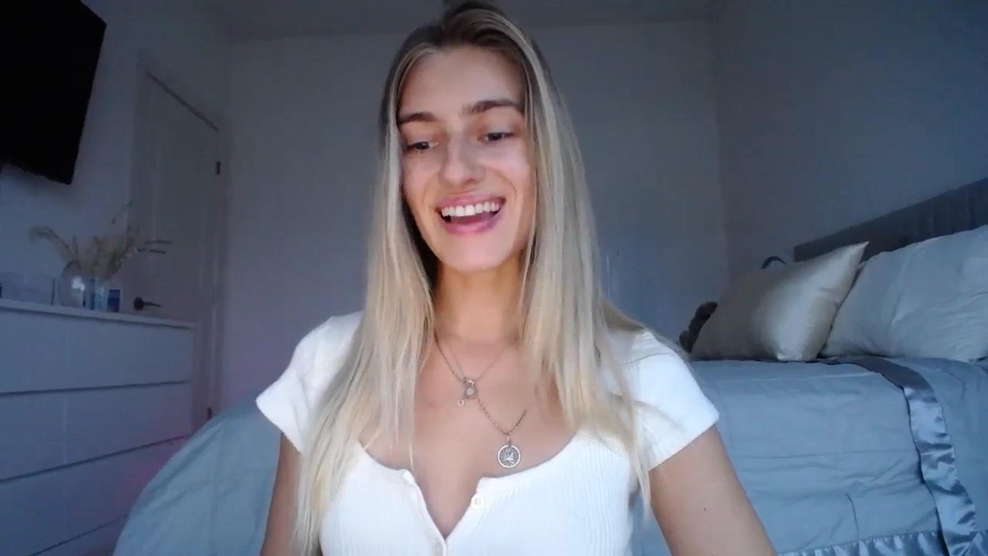 Gallery image thumbnail from Vodka_Queen's myfreecams stream on, 12/17/2023, 01:45 image 6 of 20