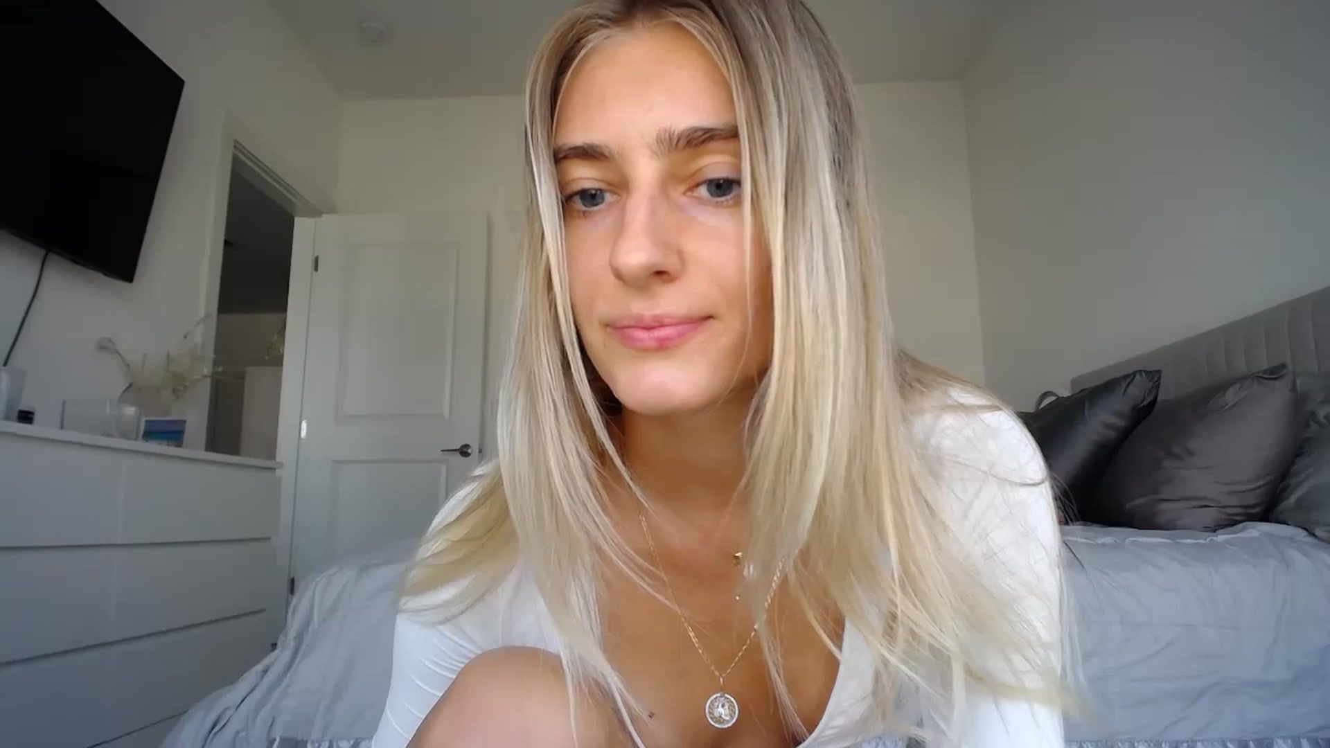 Gallery image thumbnail from Vodka_Queen's myfreecams stream on, 12/29/2023, 23:25 image 19 of 20