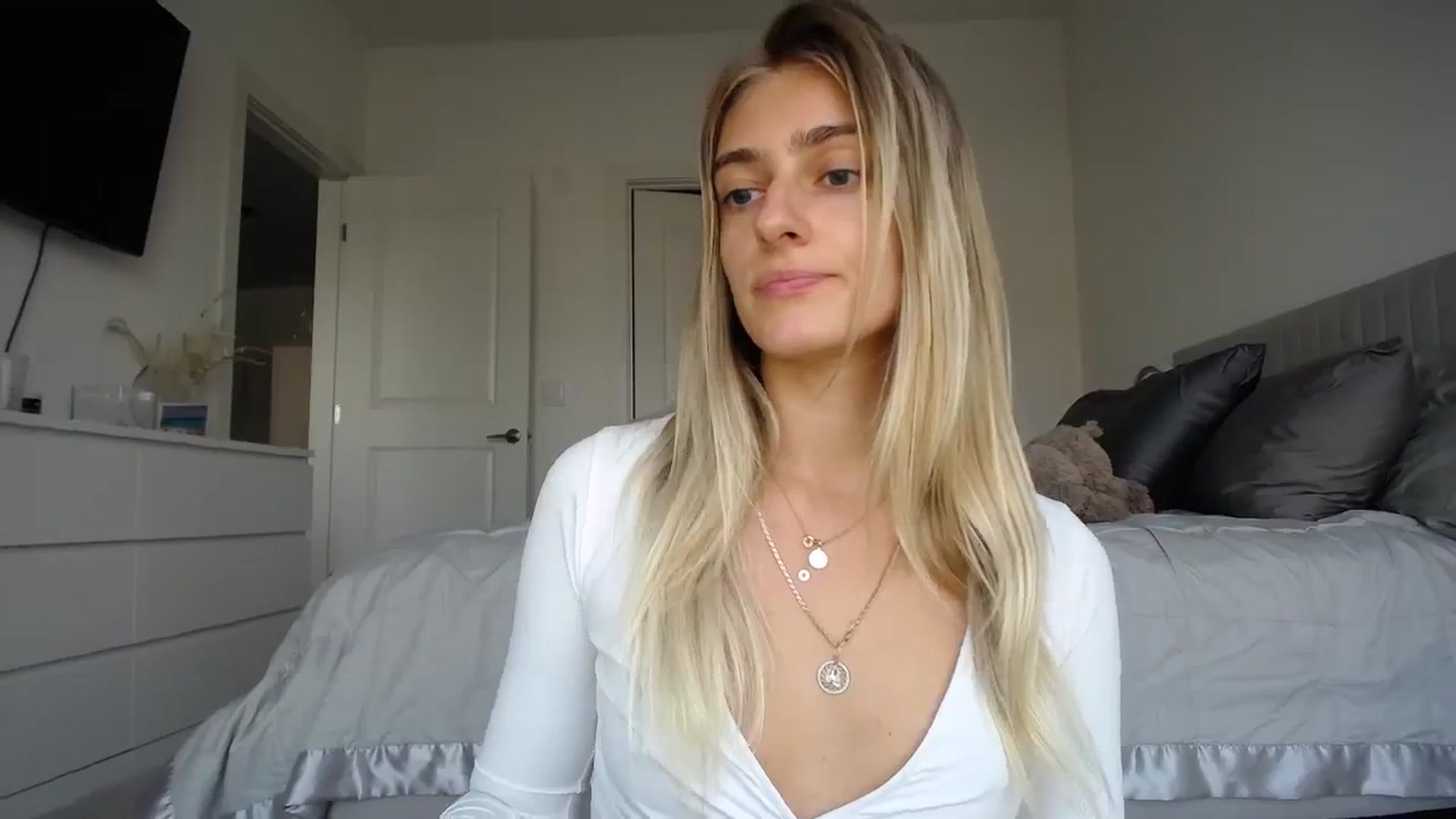 Gallery image thumbnail from Vodka_Queen's myfreecams stream on, 12/30/2023, 24:25 image 19 of 20