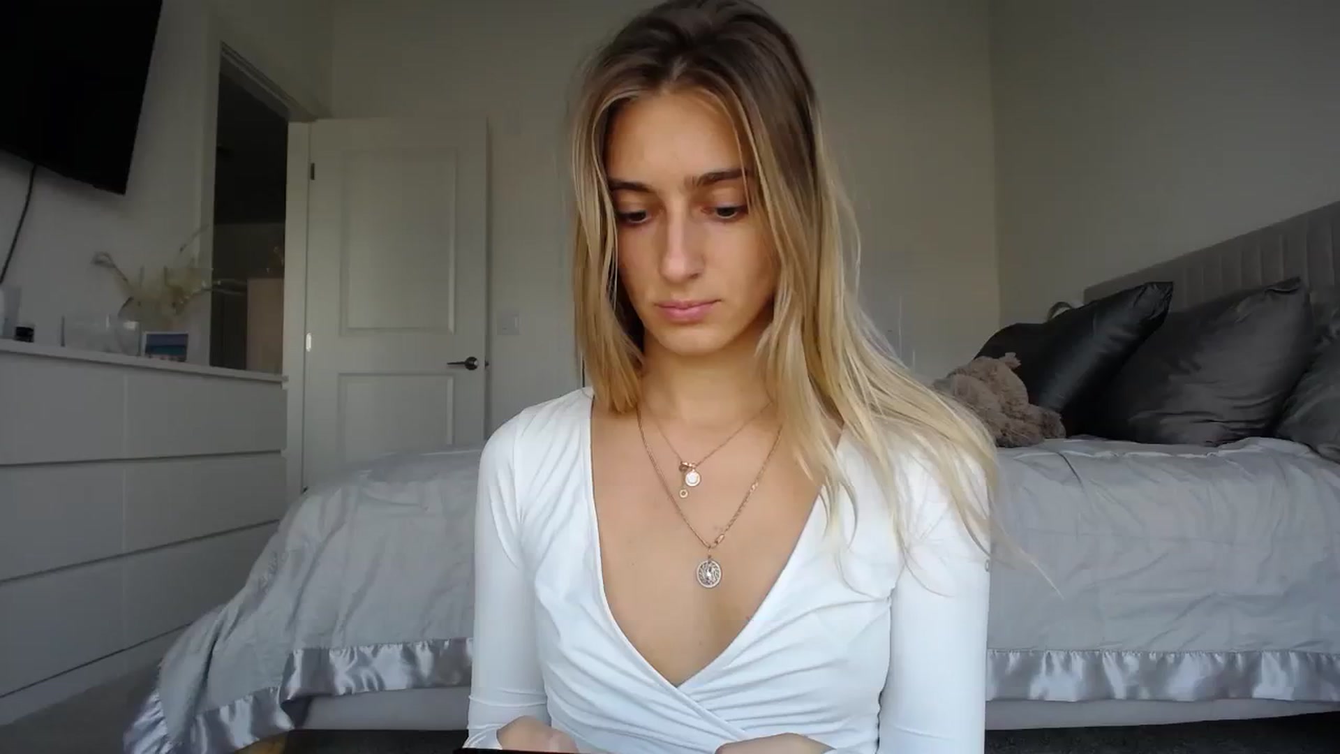 Gallery image thumbnail from Vodka_Queen's myfreecams stream on, 12/30/2023, 24:25 image 11 of 20