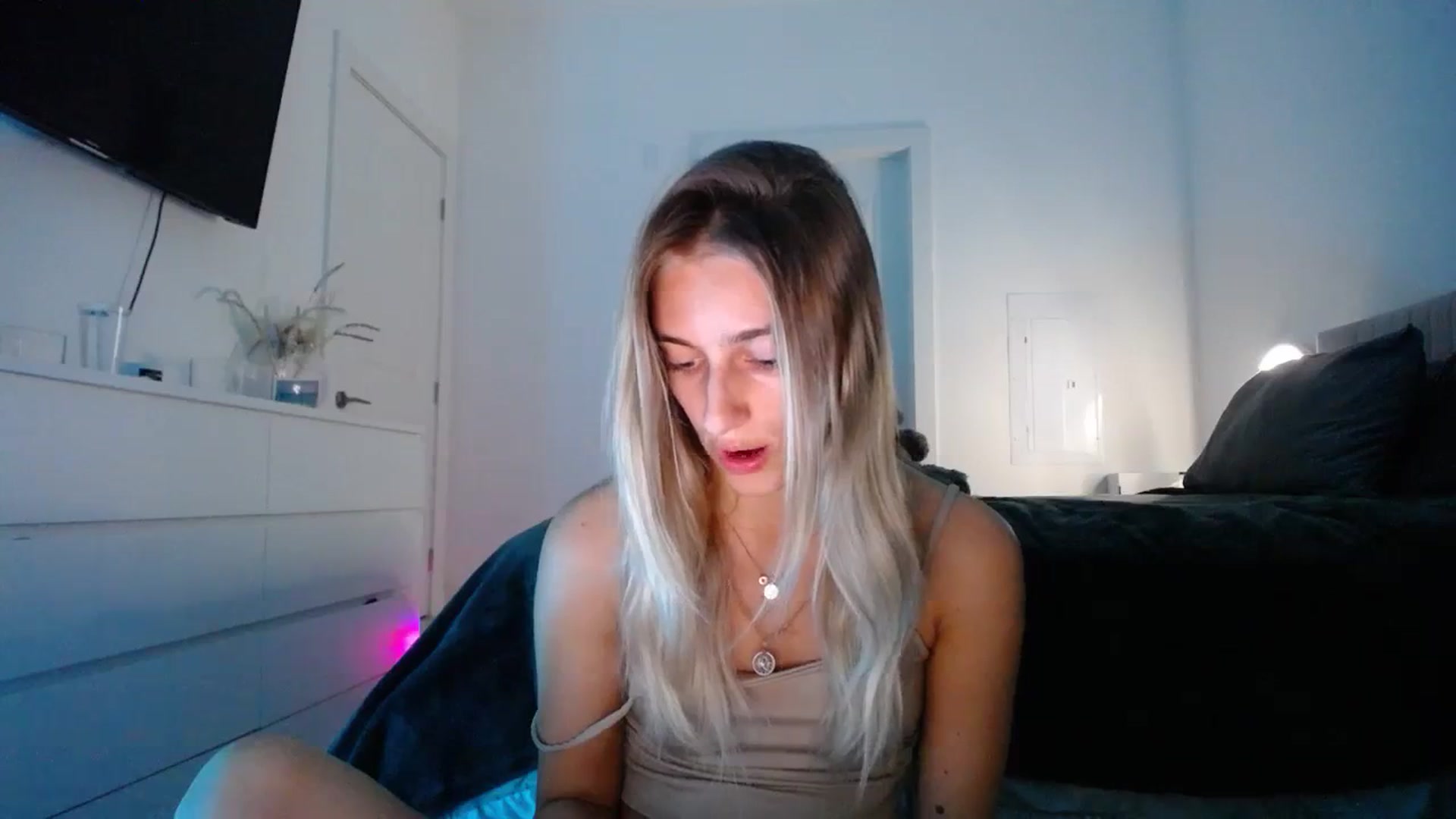Gallery image thumbnail from Vodka_Queen's myfreecams stream on, 01/05/2024, 05:41 image 7 of 20