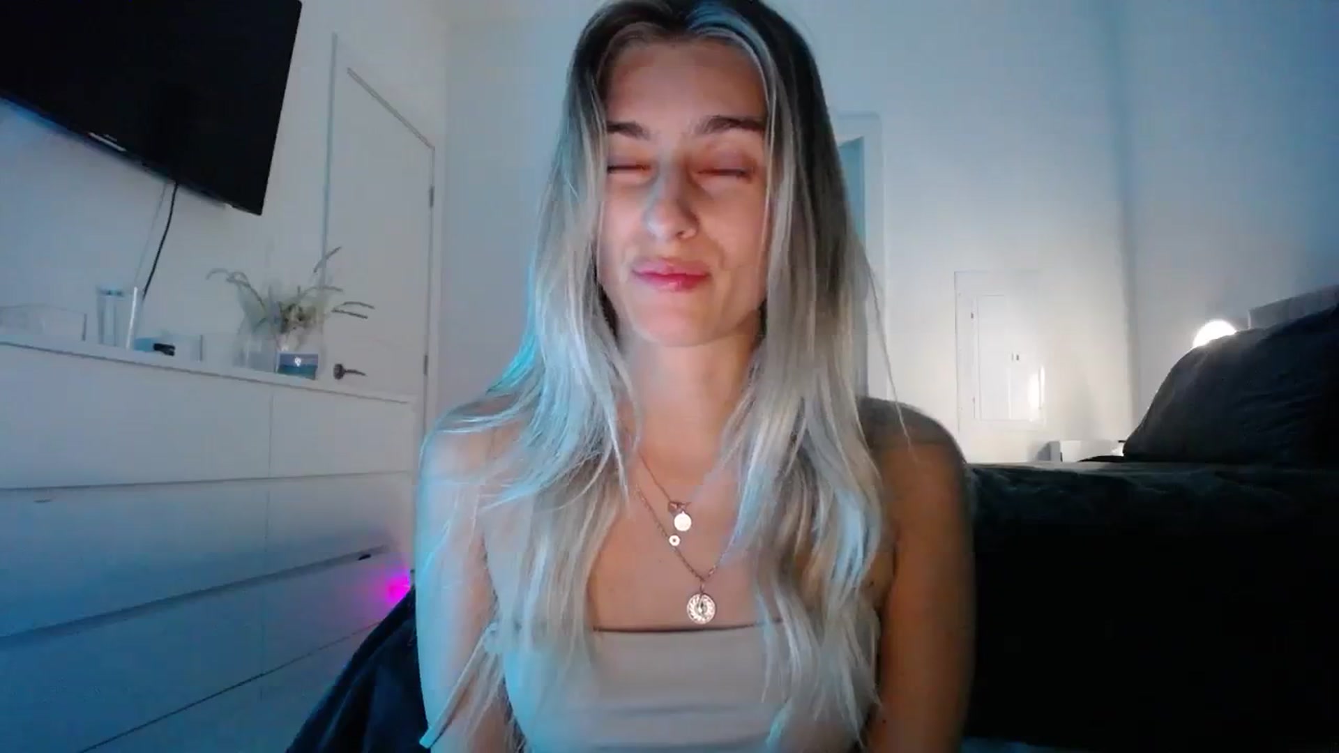 Gallery image thumbnail from Vodka_Queen's myfreecams stream on, 01/05/2024, 05:41 image 2 of 20