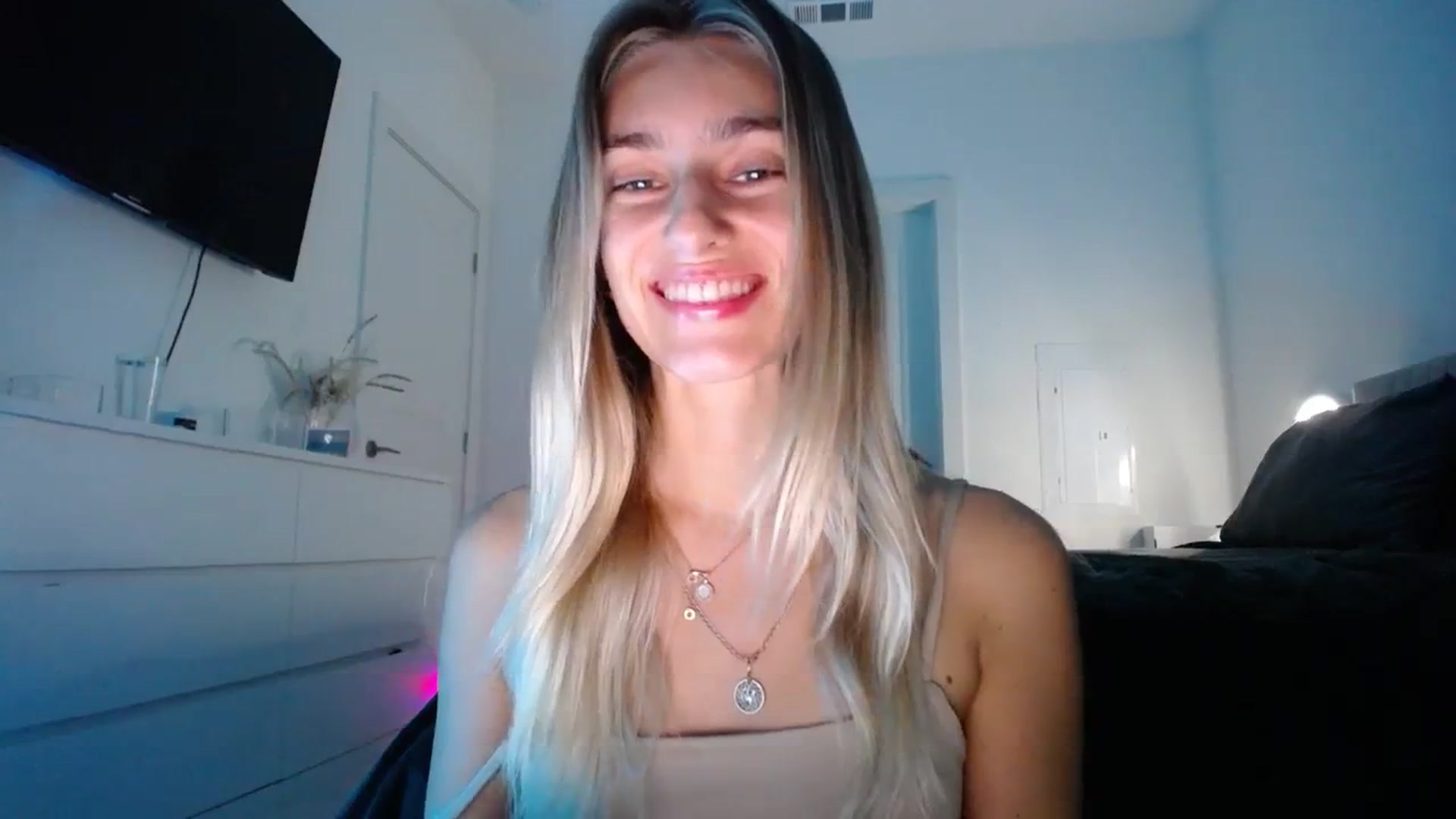 Gallery image thumbnail from Vodka_Queen's myfreecams stream on, 01/05/2024, 05:41 image 4 of 20