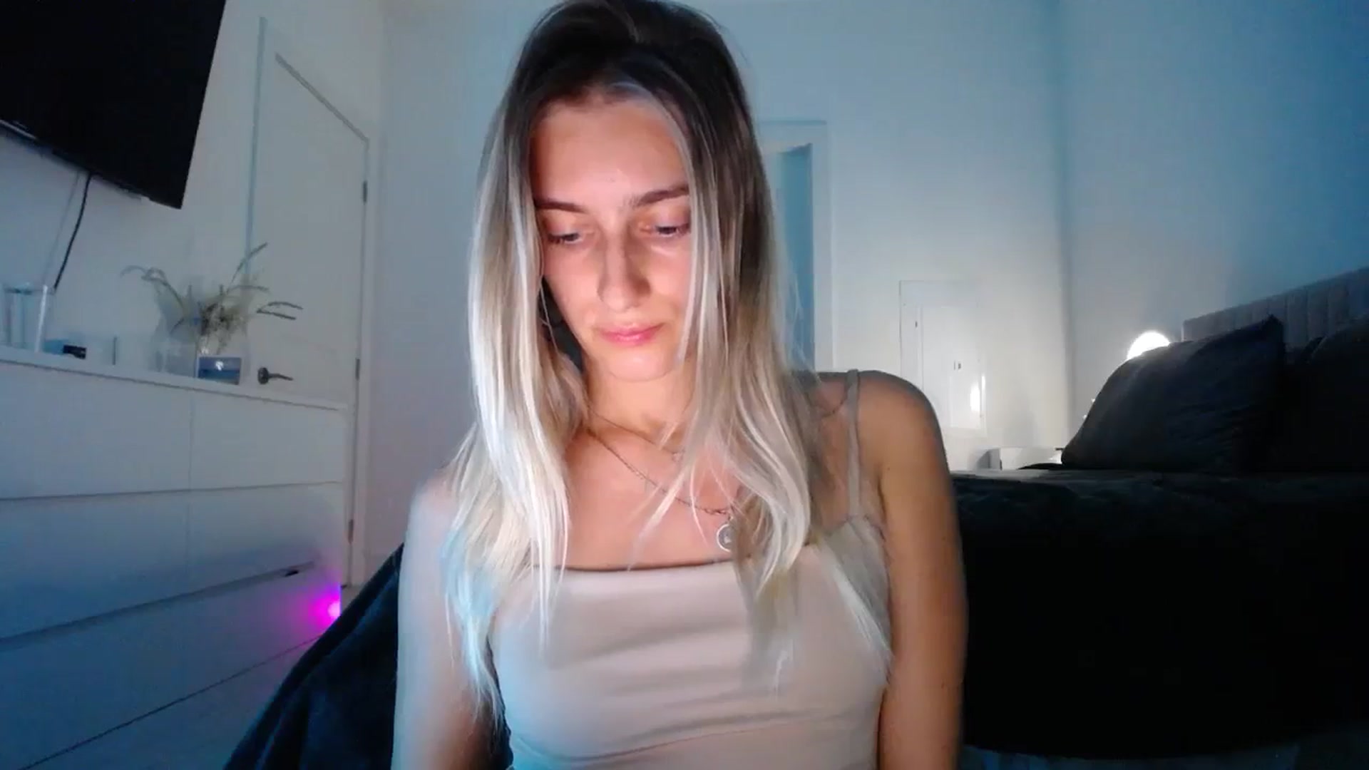 Gallery image thumbnail from Vodka_Queen's myfreecams stream on, 01/05/2024, 05:41 image 12 of 20