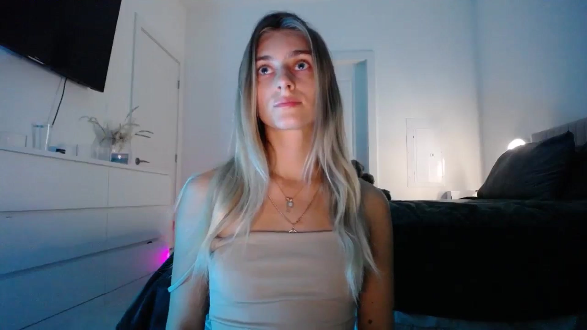 Gallery image thumbnail from Vodka_Queen's myfreecams stream on, 01/05/2024, 05:41 image 8 of 20