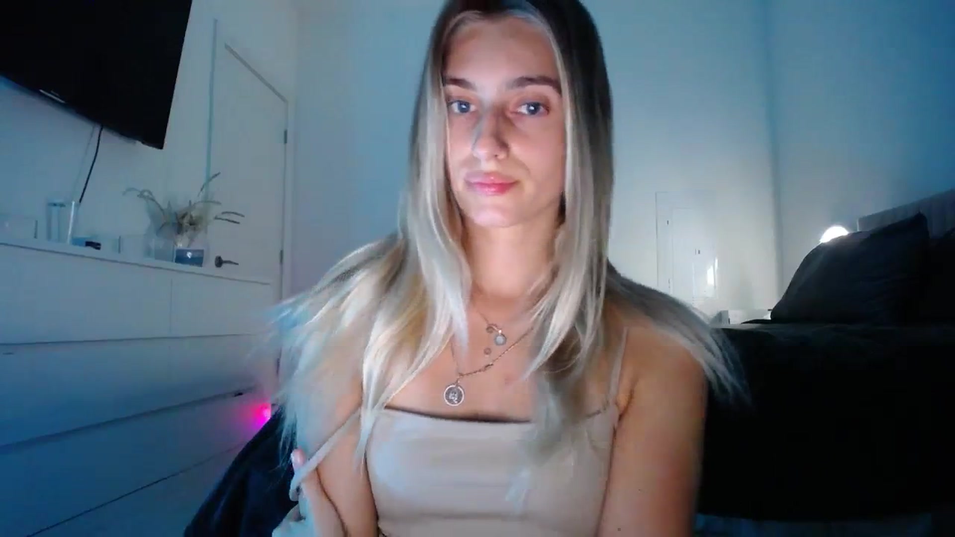 Gallery image thumbnail from Vodka_Queen's myfreecams stream on, 01/05/2024, 05:41 image 5 of 20