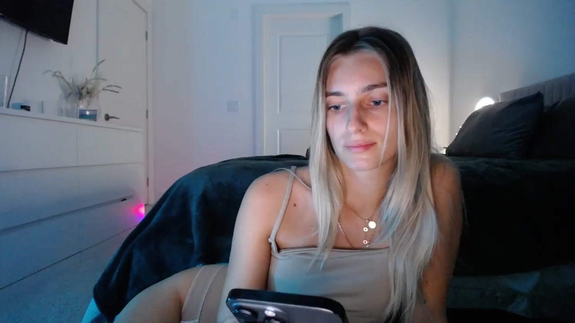 Gallery image thumbnail from Vodka_Queen's myfreecams stream on, 01/05/2024, 05:41 image 14 of 20
