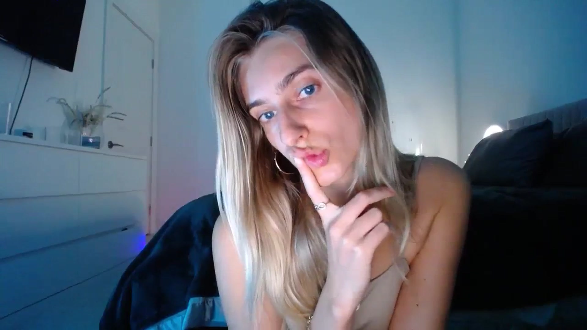 Gallery image thumbnail from Vodka_Queen's myfreecams stream on, 01/05/2024, 05:41 image 19 of 20