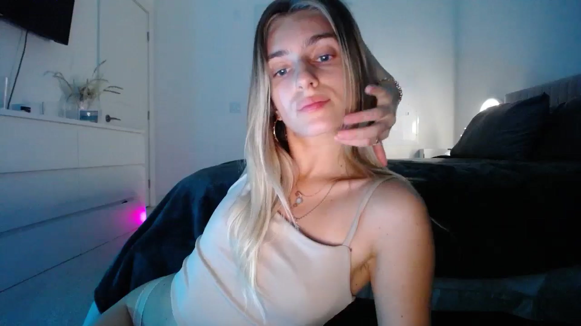 Gallery image thumbnail from Vodka_Queen's myfreecams stream on, 01/05/2024, 05:41 image 13 of 20
