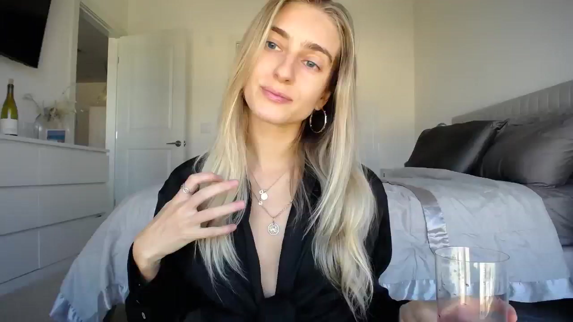 Gallery image thumbnail from Vodka_Queen's myfreecams stream on, 01/12/2024, 23:28 image 6 of 20