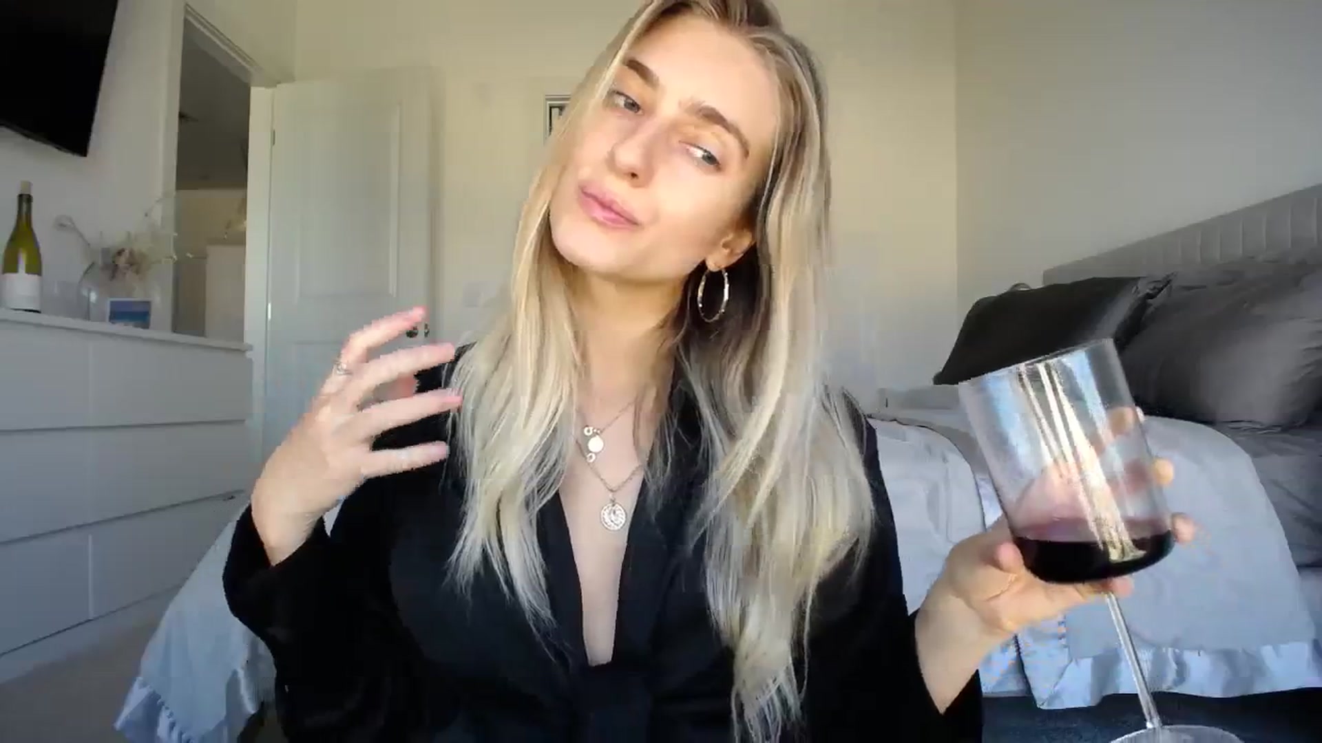 Gallery image thumbnail from Vodka_Queen's myfreecams stream on, 01/12/2024, 23:28 image 4 of 20